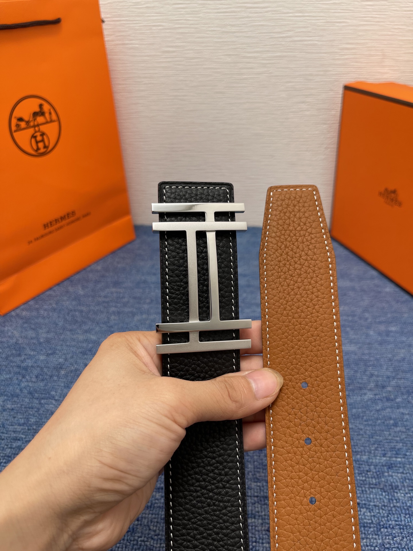 🔴 【品牌】爱马仕   550  
🔴 【描述】采用高级真皮精制而成，触感厚实，饰以商标带扣。腰带为意大