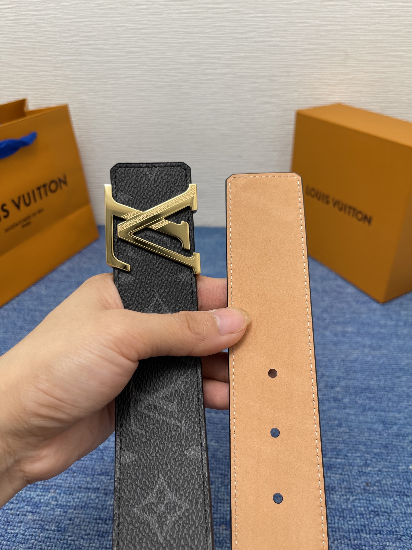 🔴 【品牌】LV  4．0cm 
🔴 【描述】这款饰有LV带扣的腰带配以水牛皮衬里，覆以Monogram