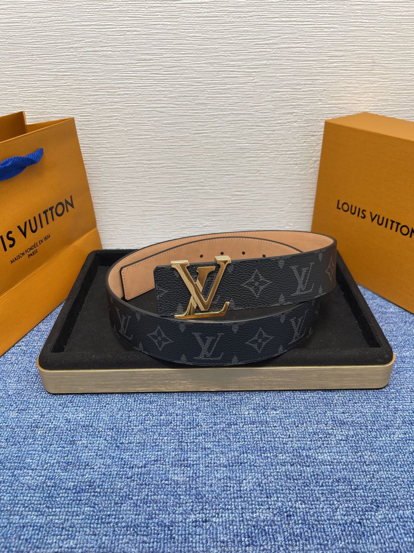 🔴 【品牌】LV  4．0cm 
🔴 【描述】这款饰有LV带扣的腰带配以水牛皮衬里，覆以Monogram