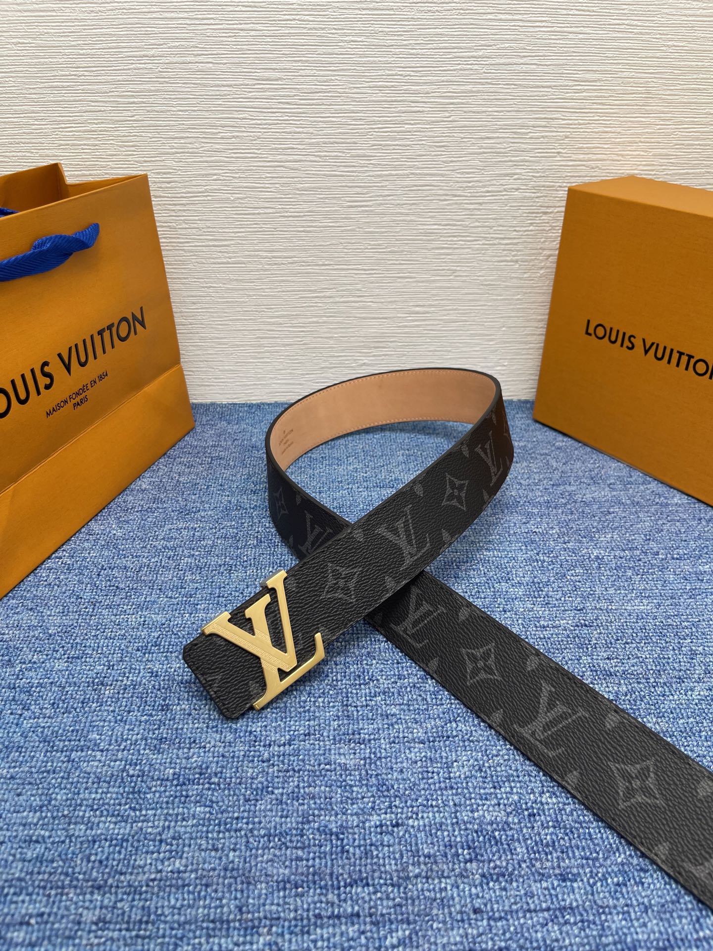 🔴 【品牌】LV  4．0cm 
🔴 【描述】这款饰有LV带扣的腰带配以水牛皮衬里，覆以Monogram