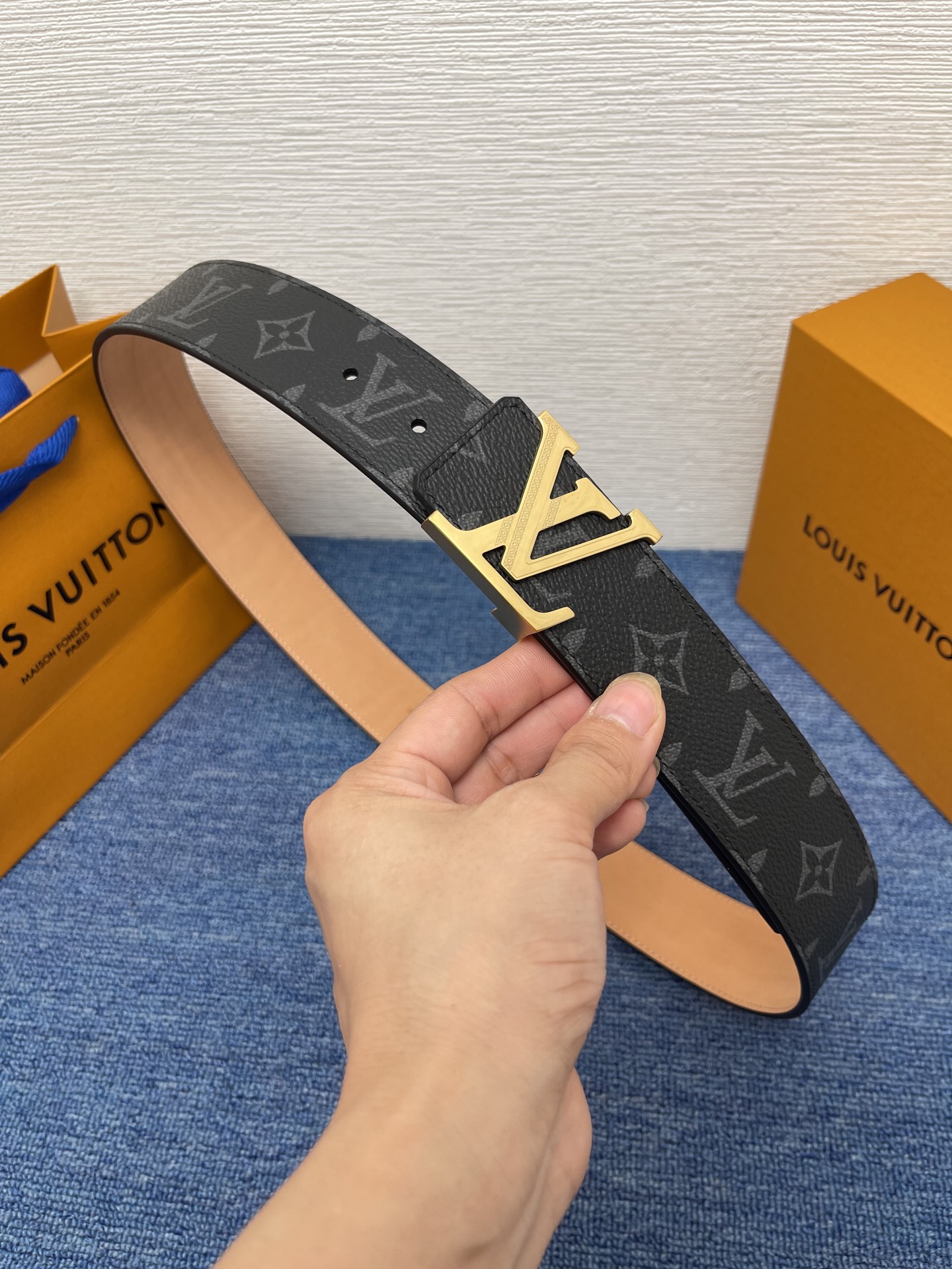 🔴 【品牌】LV  4．0cm 
🔴 【描述】这款饰有LV带扣的腰带配以水牛皮衬里，覆以Monogram