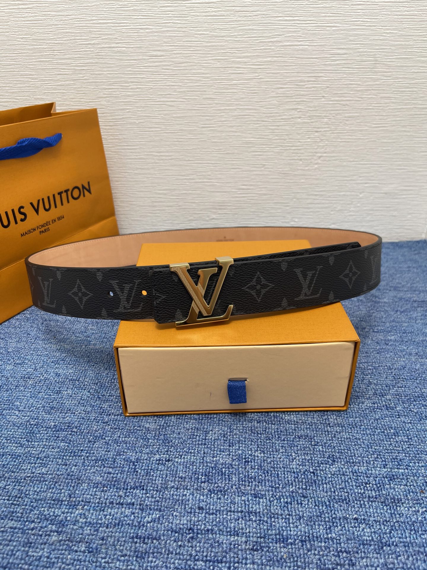 🔴 【品牌】LV  4．0cm 
🔴 【描述】这款饰有LV带扣的腰带配以水牛皮衬里，覆以Monogram