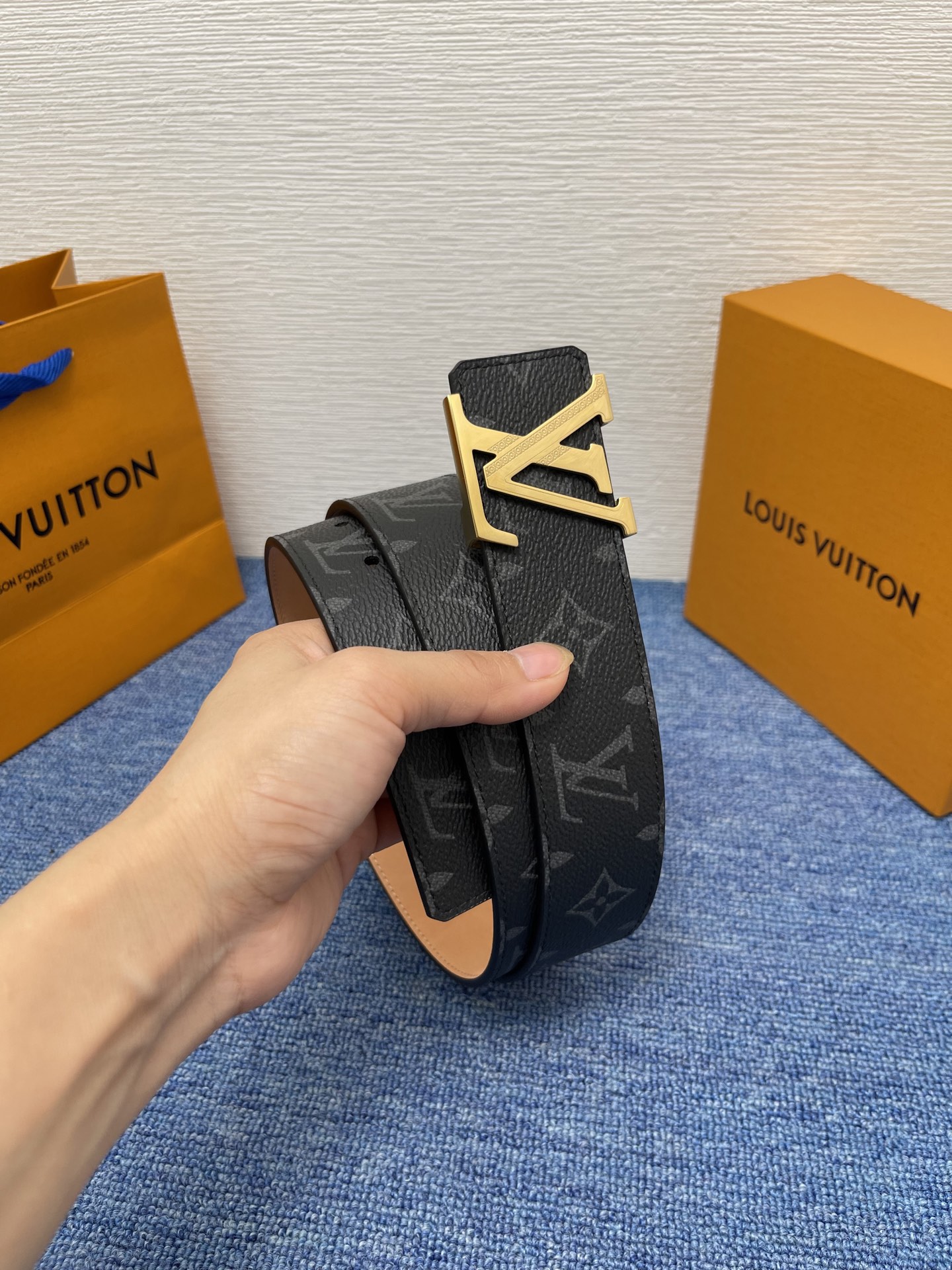 🔴 【品牌】LV  4．0cm 
🔴 【描述】这款饰有LV带扣的腰带配以水牛皮衬里，覆以Monogram