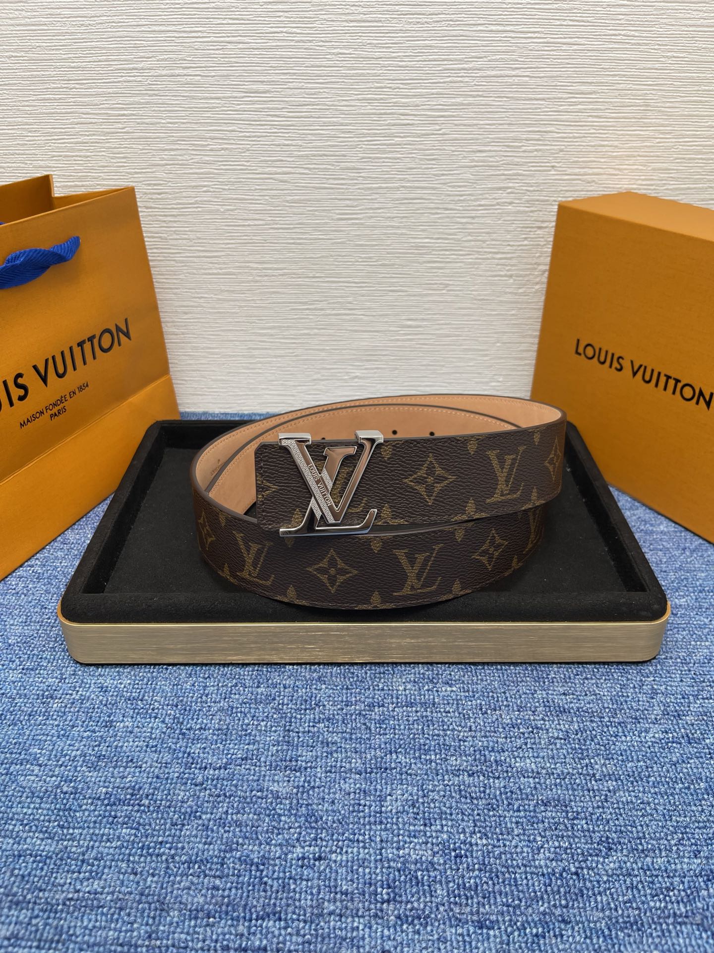 🔴 【品牌】LV  4．0cm 
🔴 【描述】这款饰有LV带扣的腰带配以水牛皮衬里，覆以Monogram