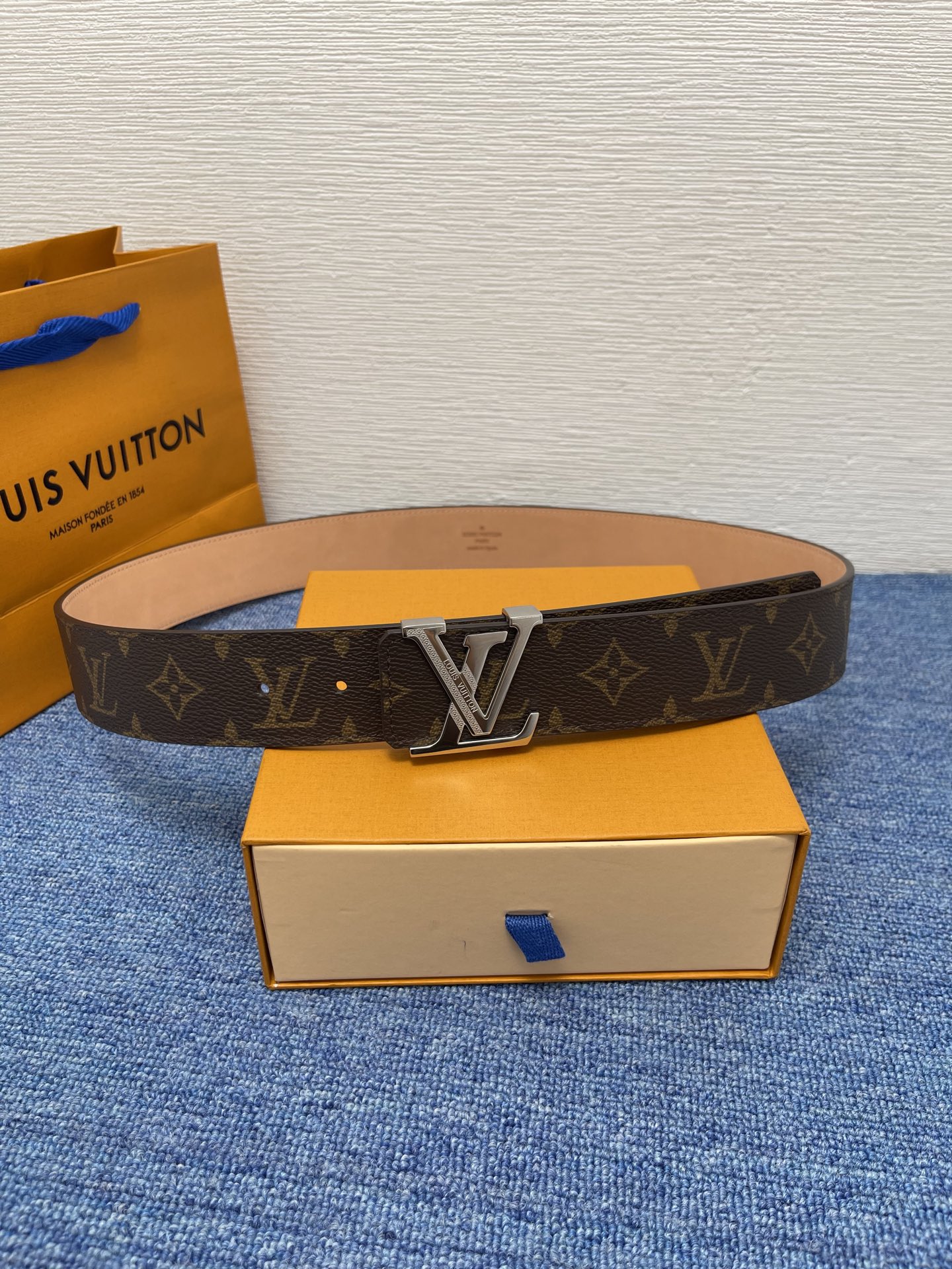 🔴 【品牌】LV  4．0cm 
🔴 【描述】这款饰有LV带扣的腰带配以水牛皮衬里，覆以Monogram
