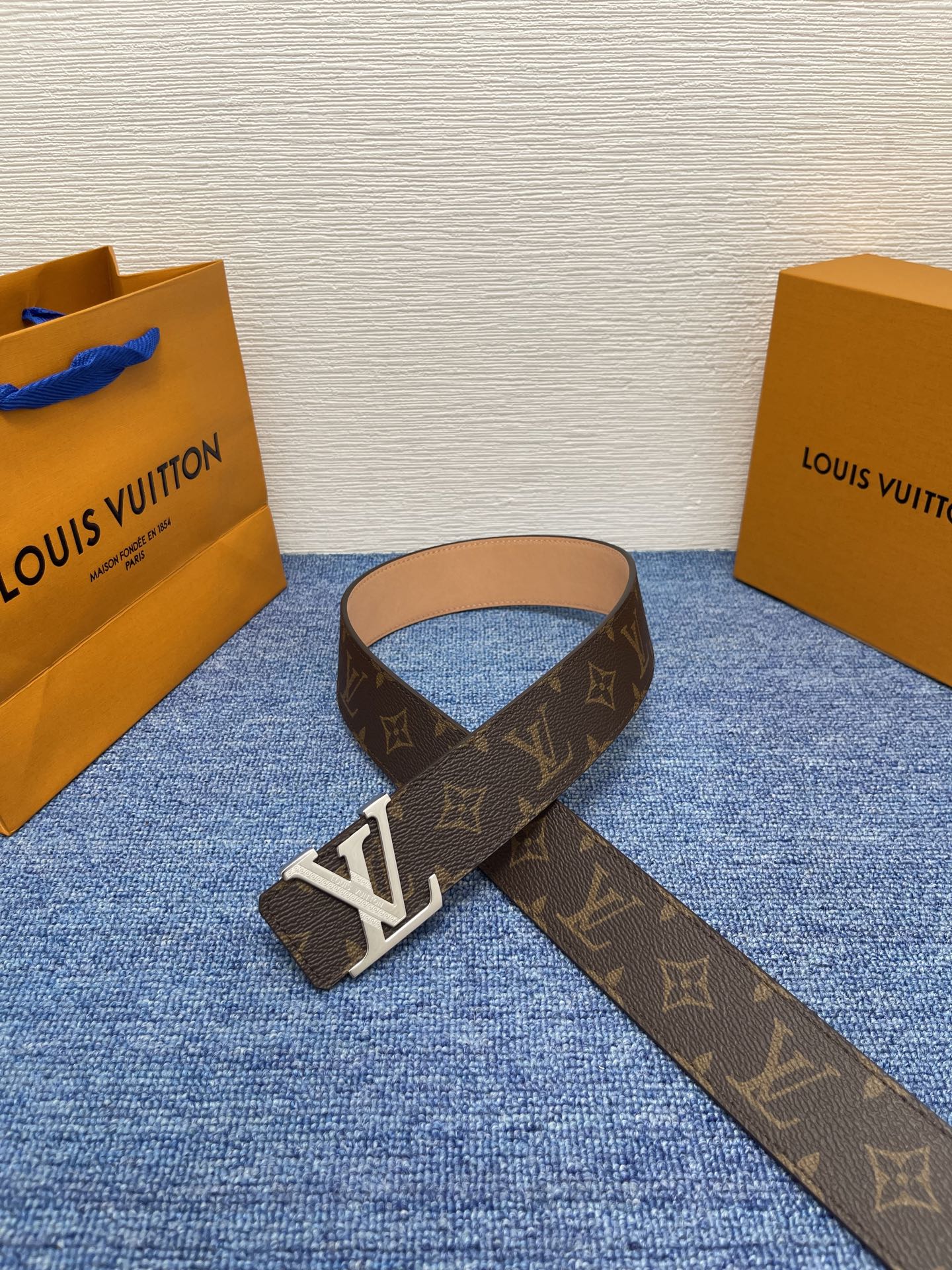 🔴 【品牌】LV  4．0cm 
🔴 【描述】这款饰有LV带扣的腰带配以水牛皮衬里，覆以Monogram