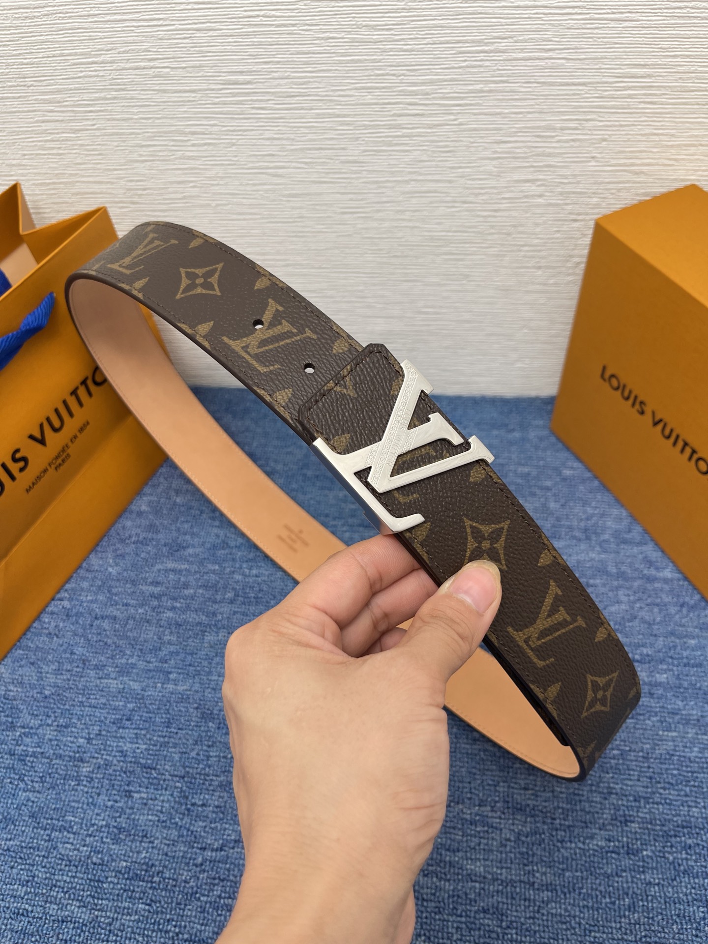 🔴 【品牌】LV  4．0cm 
🔴 【描述】这款饰有LV带扣的腰带配以水牛皮衬里，覆以Monogram