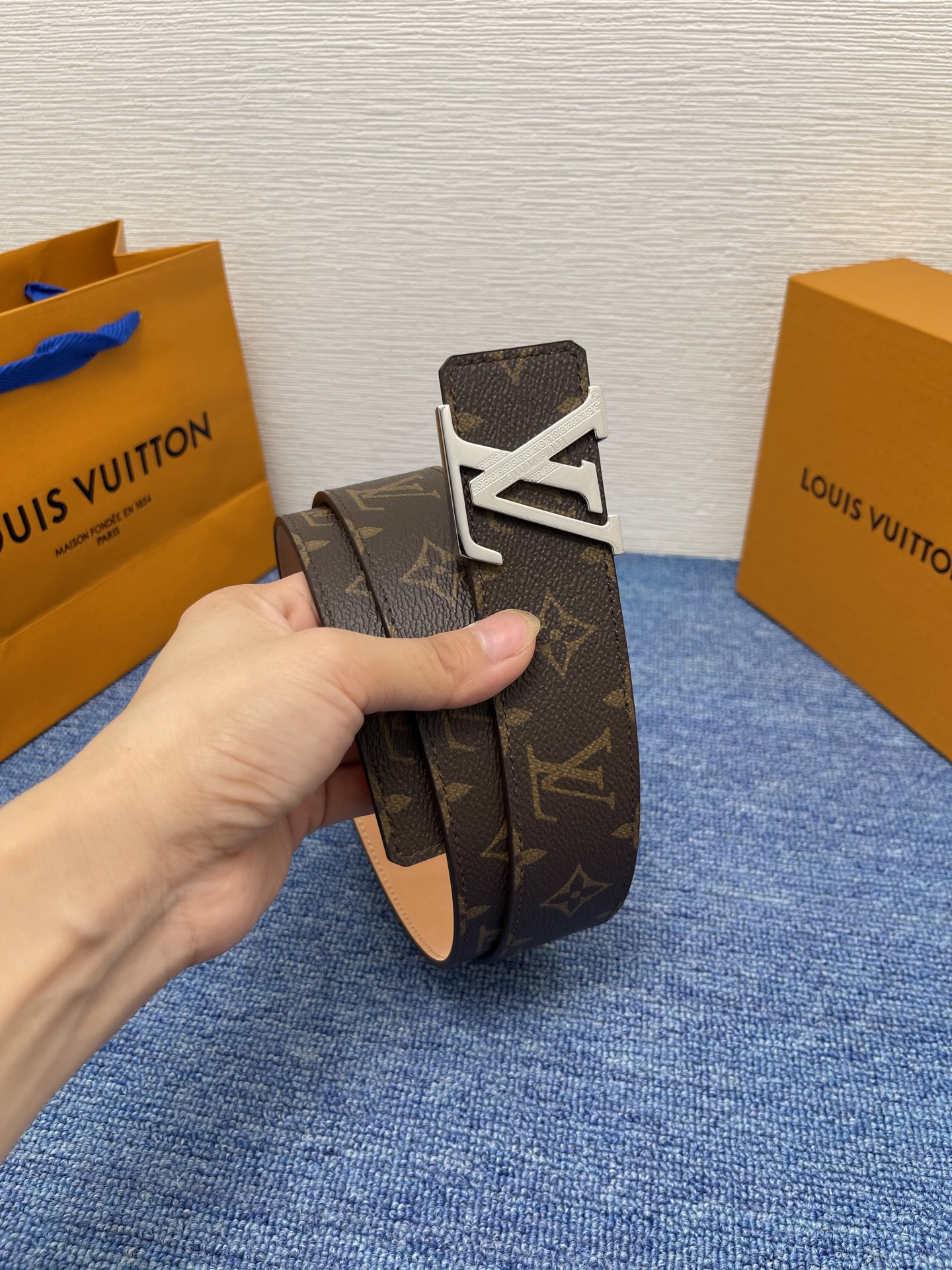 🔴 【品牌】LV  4．0cm 
🔴 【描述】这款饰有LV带扣的腰带配以水牛皮衬里，覆以Monogram
