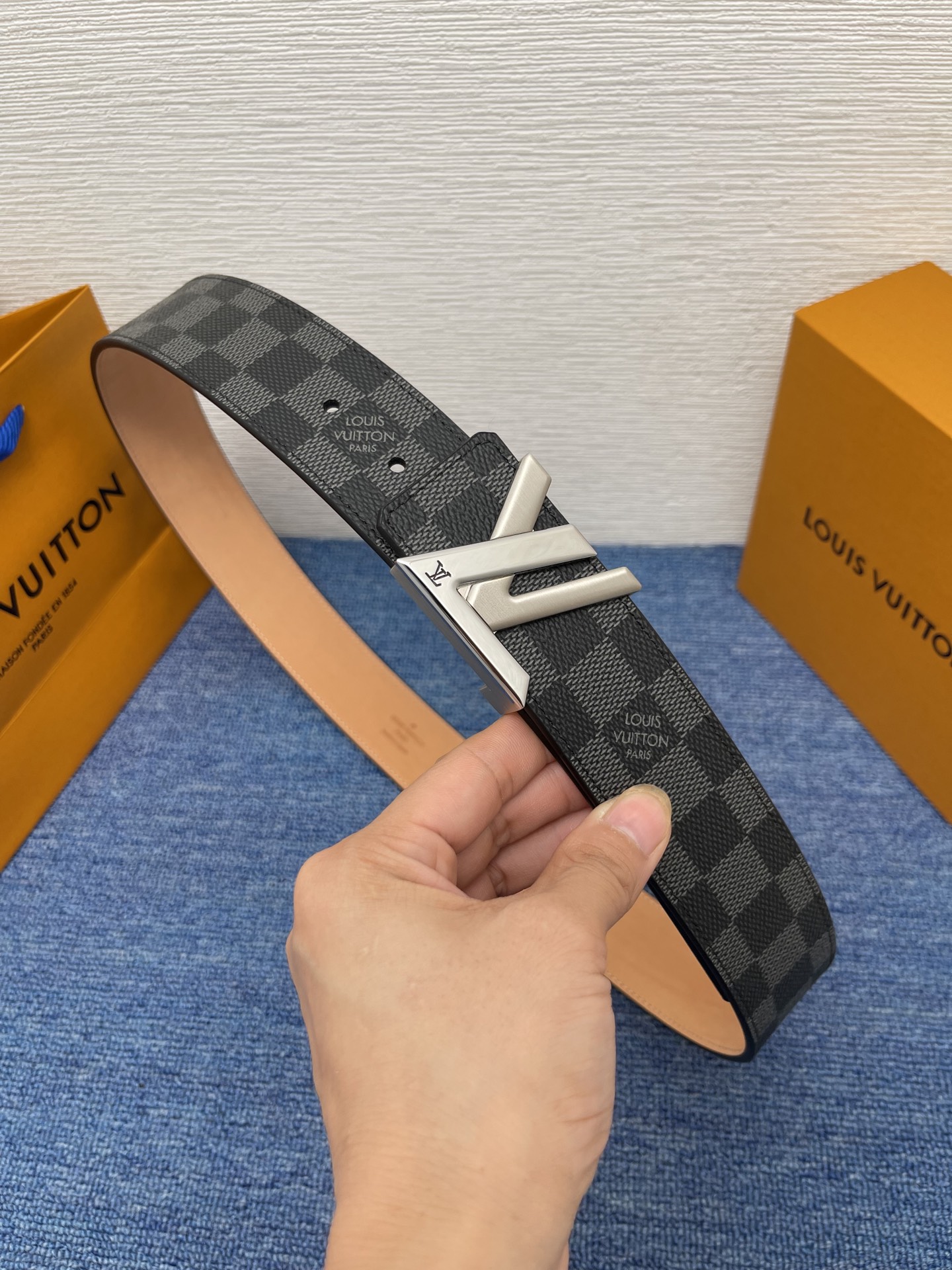 🔴 【品牌】LV  4．0cm 
🔴 【描述】这款饰有LV带扣的腰带配以水牛皮衬里，覆以Monogram