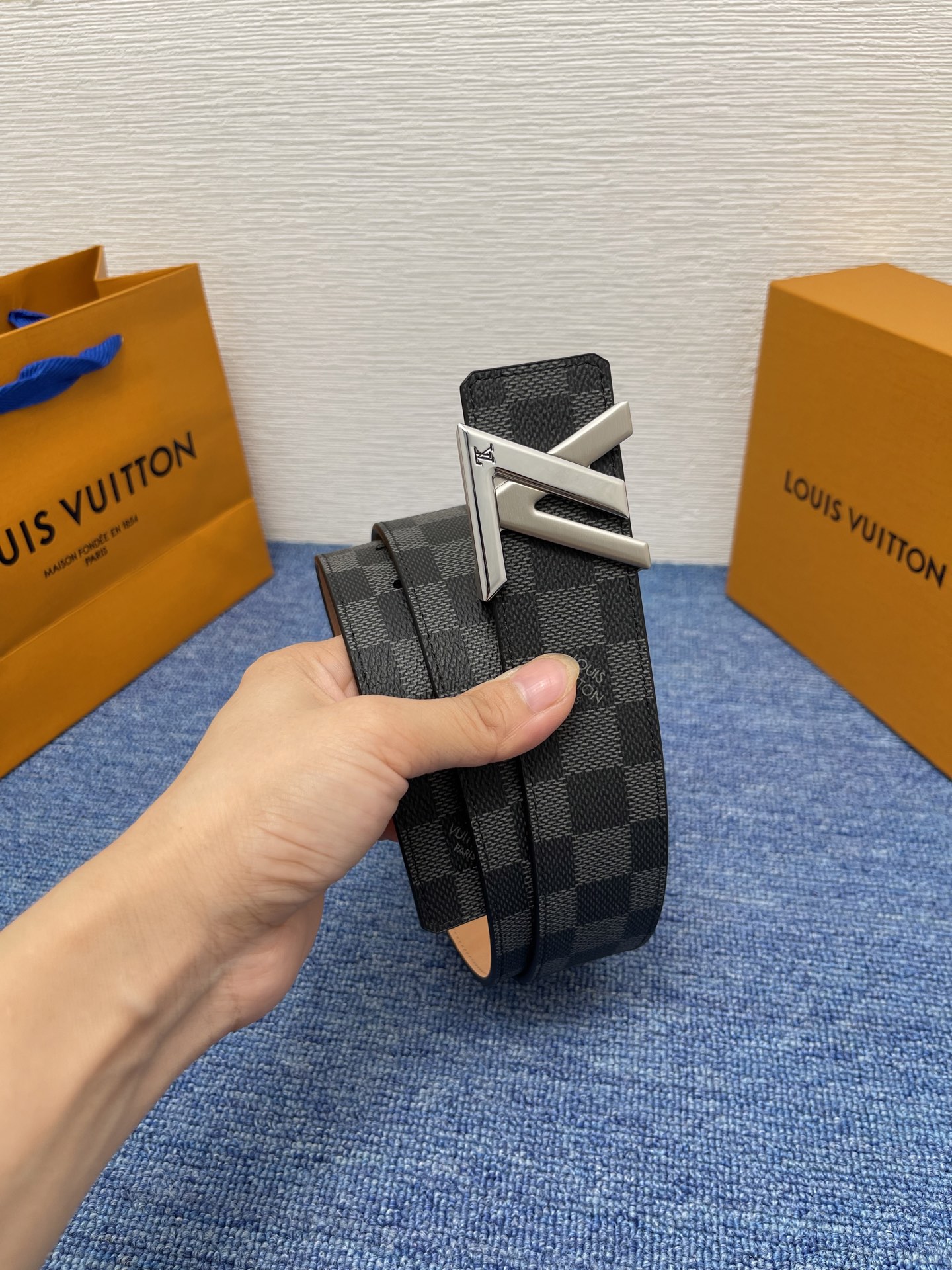 🔴 【品牌】LV  4．0cm 
🔴 【描述】这款饰有LV带扣的腰带配以水牛皮衬里，覆以Monogram