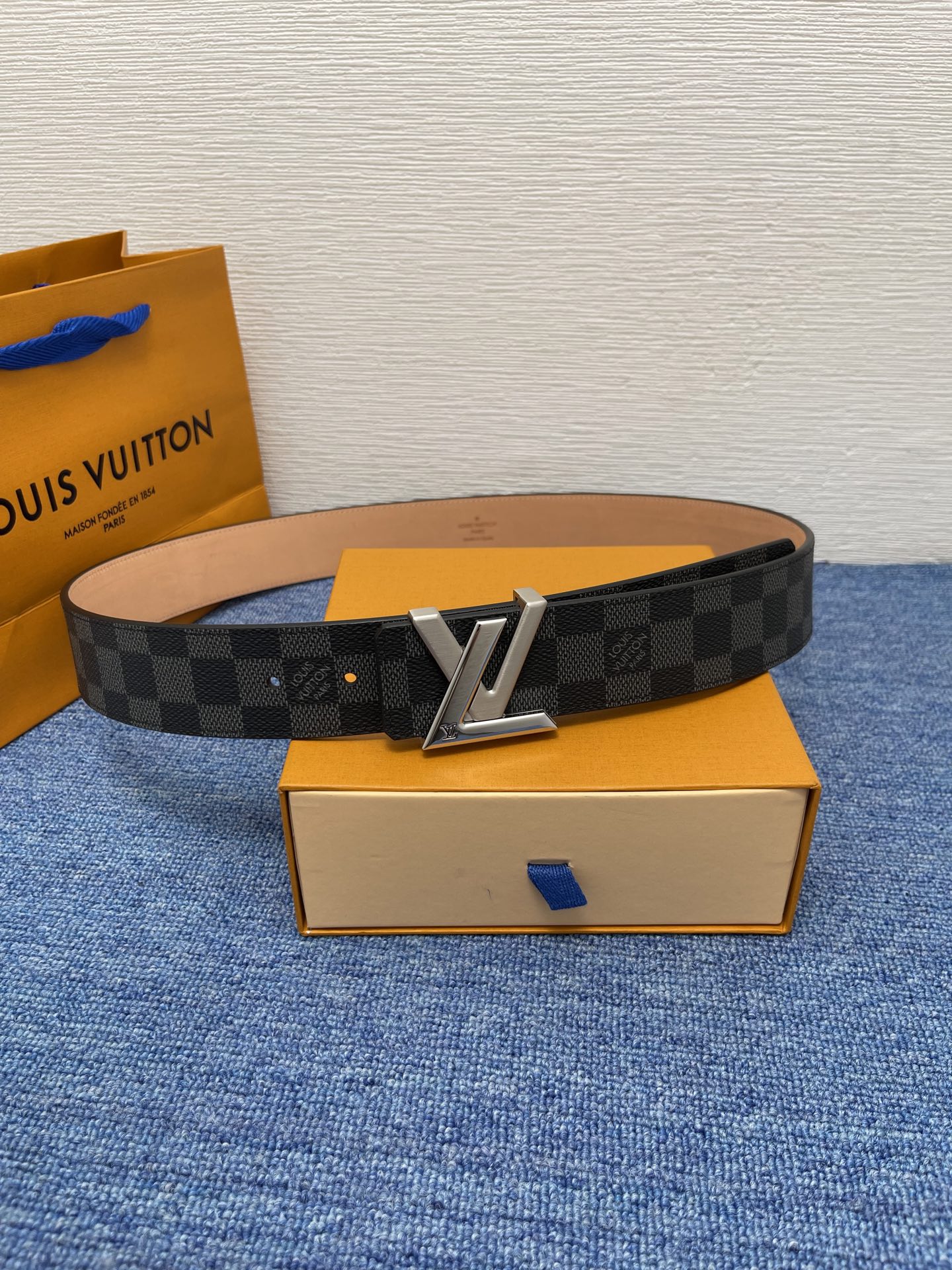 🔴 【品牌】LV  4．0cm 
🔴 【描述】这款饰有LV带扣的腰带配以水牛皮衬里，覆以Monogram