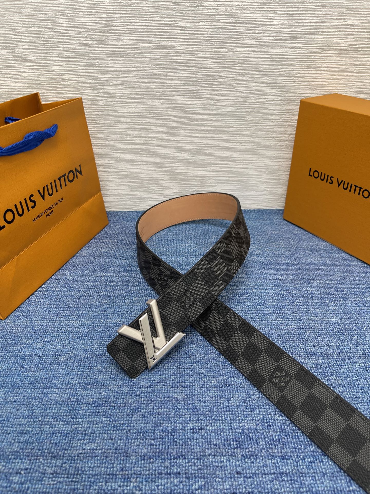 🔴 【品牌】LV  4．0cm 
🔴 【描述】这款饰有LV带扣的腰带配以水牛皮衬里，覆以Monogram
