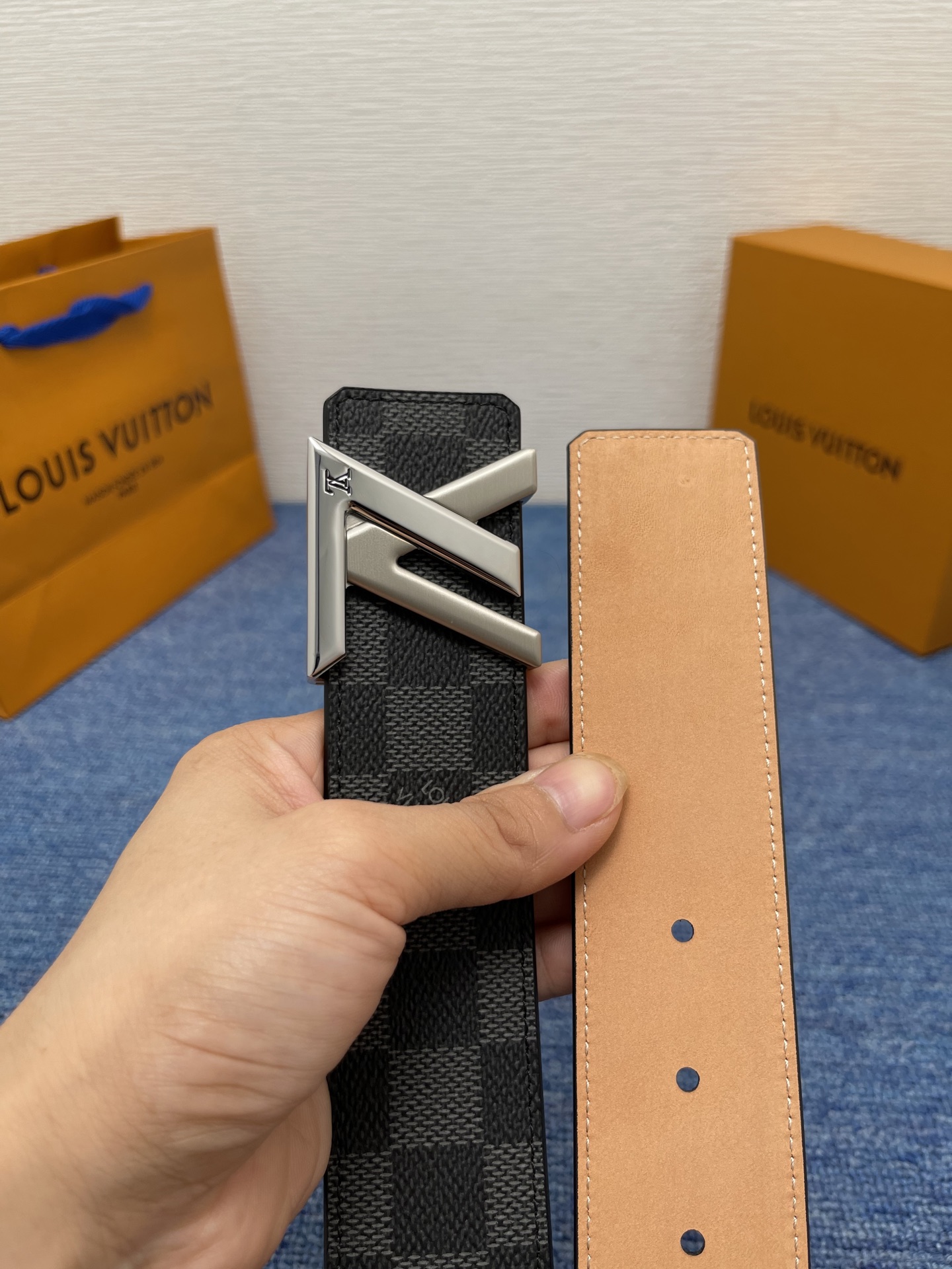 🔴 【品牌】LV  4．0cm 
🔴 【描述】这款饰有LV带扣的腰带配以水牛皮衬里，覆以Monogram