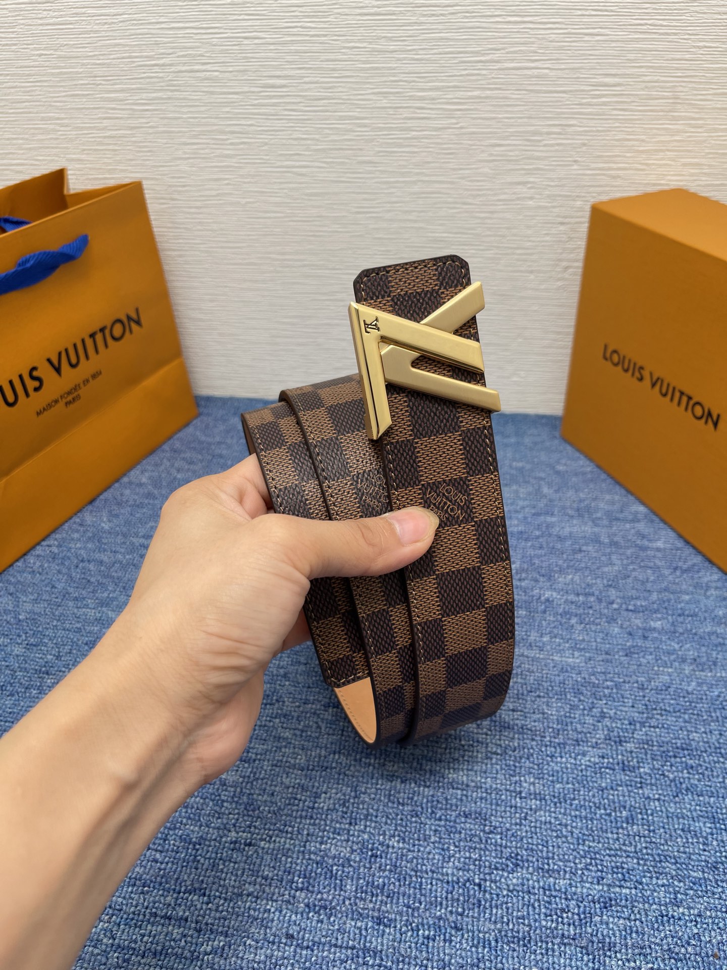 🔴 【品牌】LV  4．0cm 
🔴 【描述】这款饰有LV带扣的腰带配以水牛皮衬里，覆以Monogram