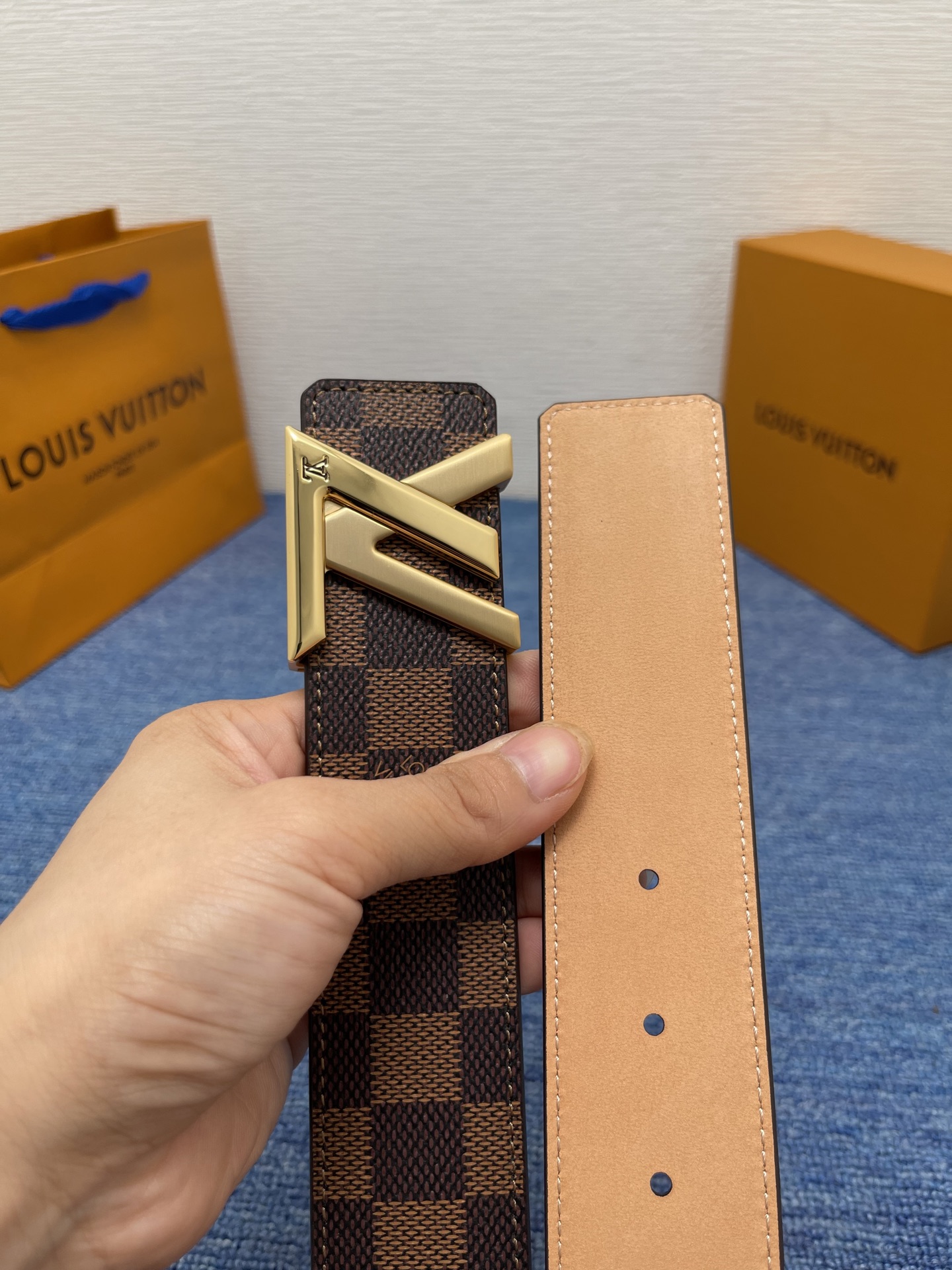 🔴 【品牌】LV  4．0cm 
🔴 【描述】这款饰有LV带扣的腰带配以水牛皮衬里，覆以Monogram