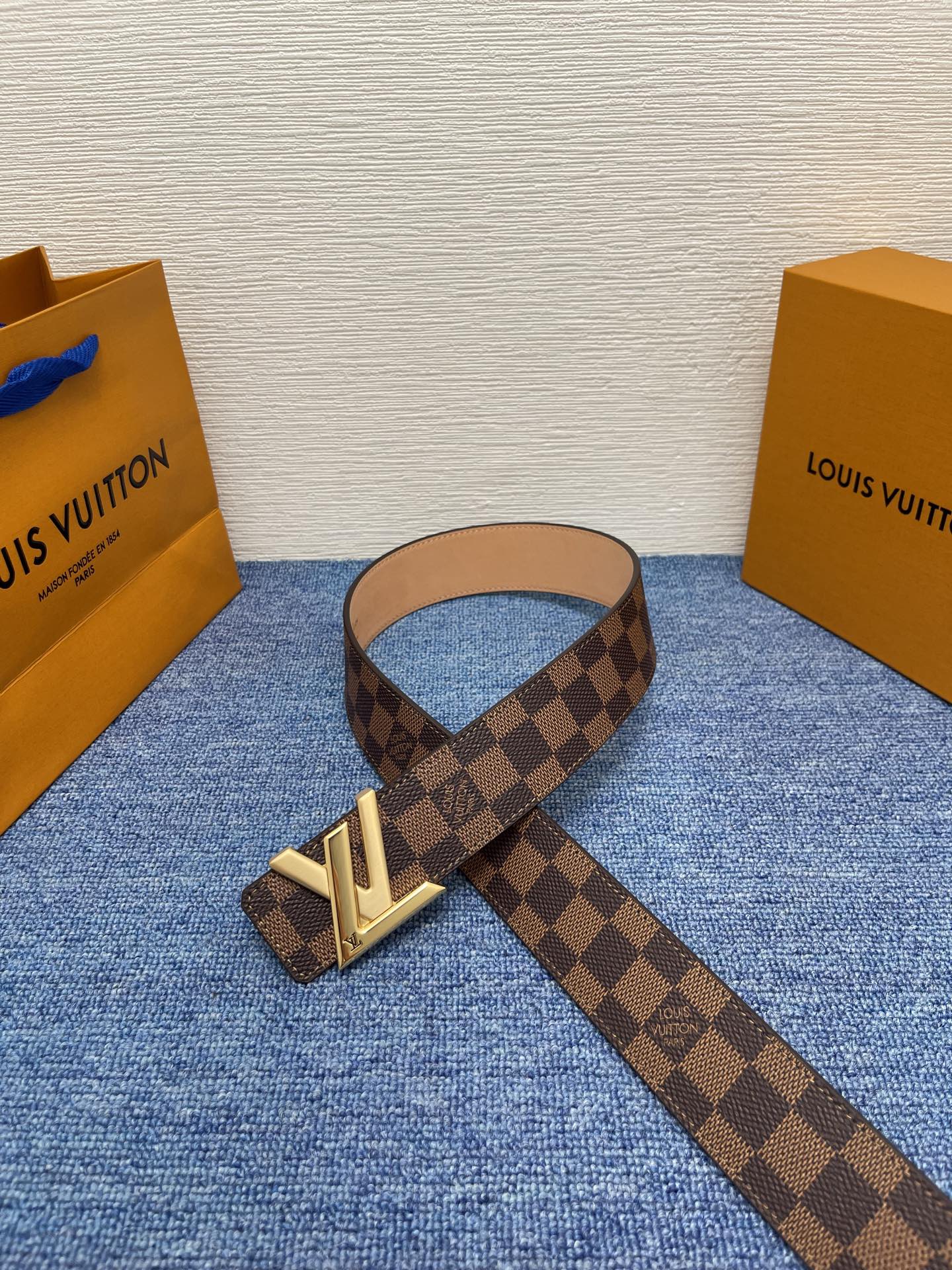 🔴 【品牌】LV  4．0cm 
🔴 【描述】这款饰有LV带扣的腰带配以水牛皮衬里，覆以Monogram