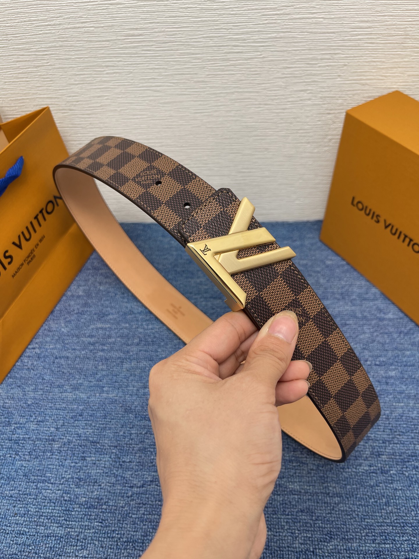 🔴 【品牌】LV  4．0cm 
🔴 【描述】这款饰有LV带扣的腰带配以水牛皮衬里，覆以Monogram