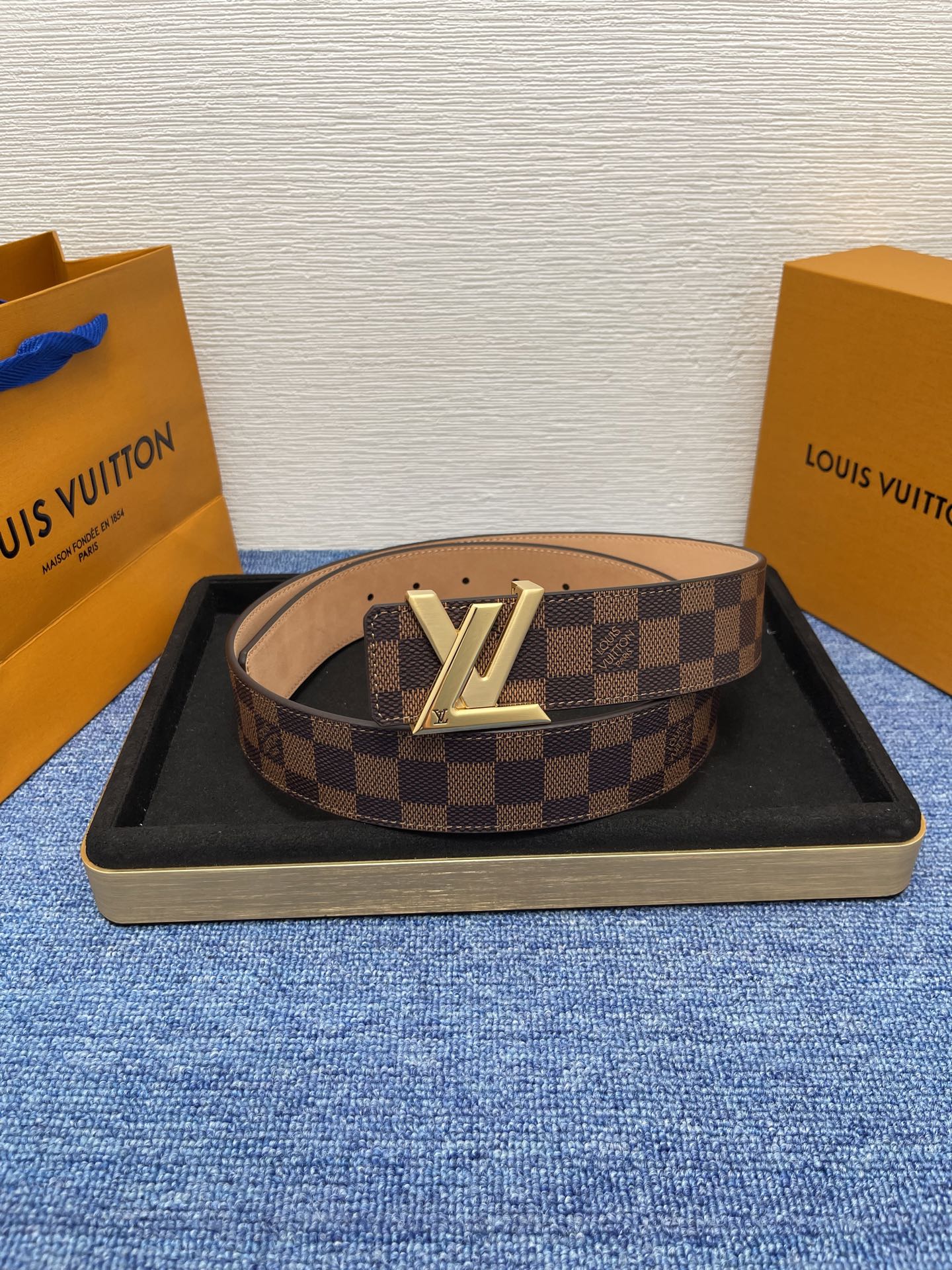 🔴 【品牌】LV  4．0cm 
🔴 【描述】这款饰有LV带扣的腰带配以水牛皮衬里，覆以Monogram