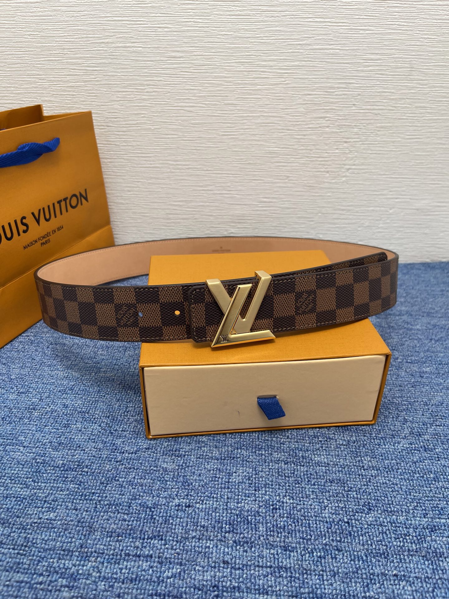 🔴 【品牌】LV  4．0cm 
🔴 【描述】这款饰有LV带扣的腰带配以水牛皮衬里，覆以Monogram