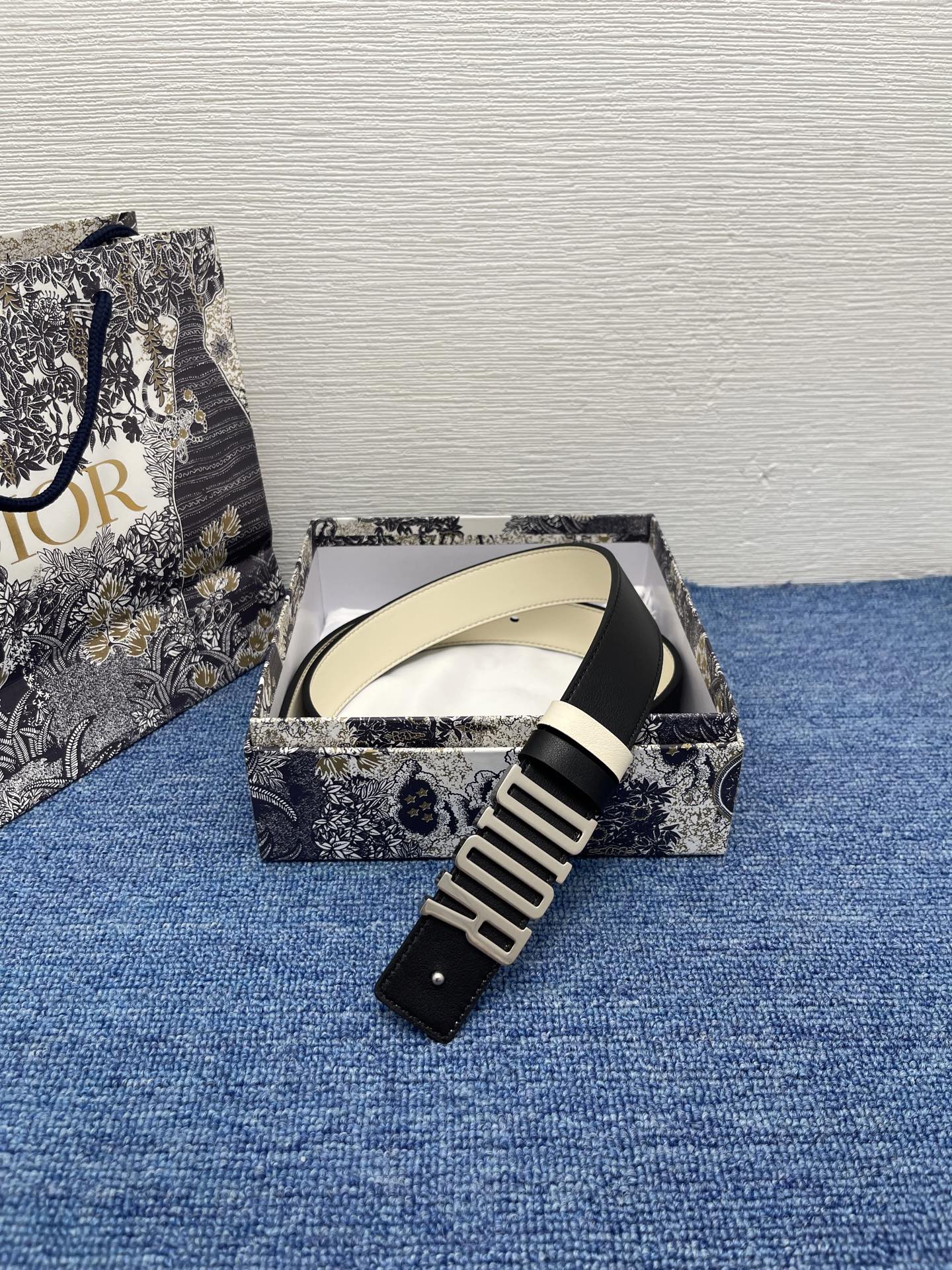 Dior Reversible Belt, 3.0 mm, Dior Gray Grained Calfskin and CD Icon, White/Black 4 i1753946198216 7242 0 3
