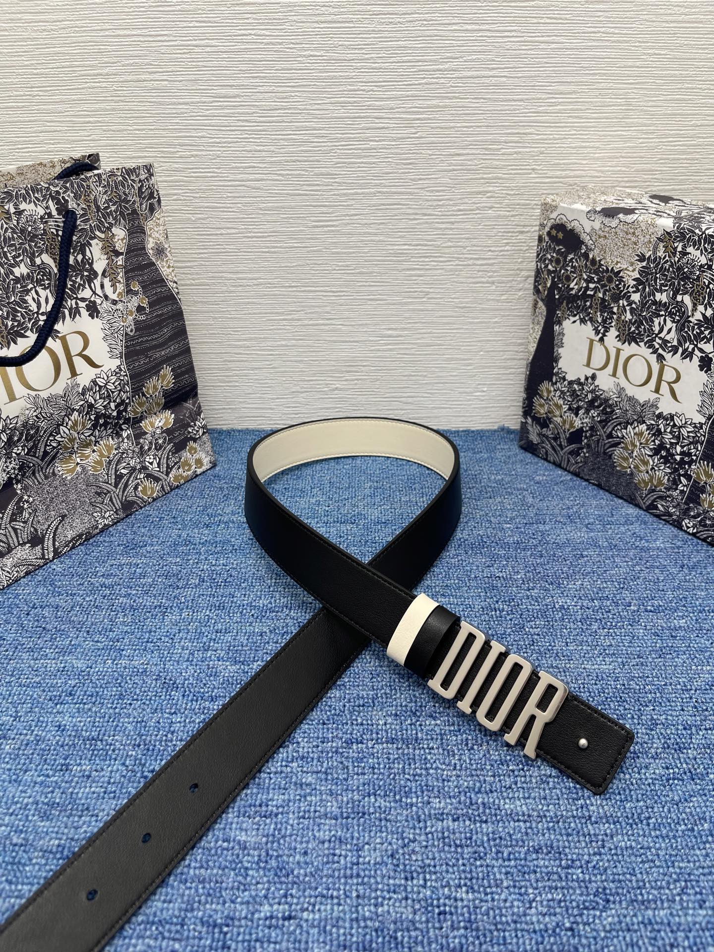 Dior Reversible Belt, 3.0 mm, Dior Gray Grained Calfskin and CD Icon, White/Black 6 i1753946198216 8336 0 5