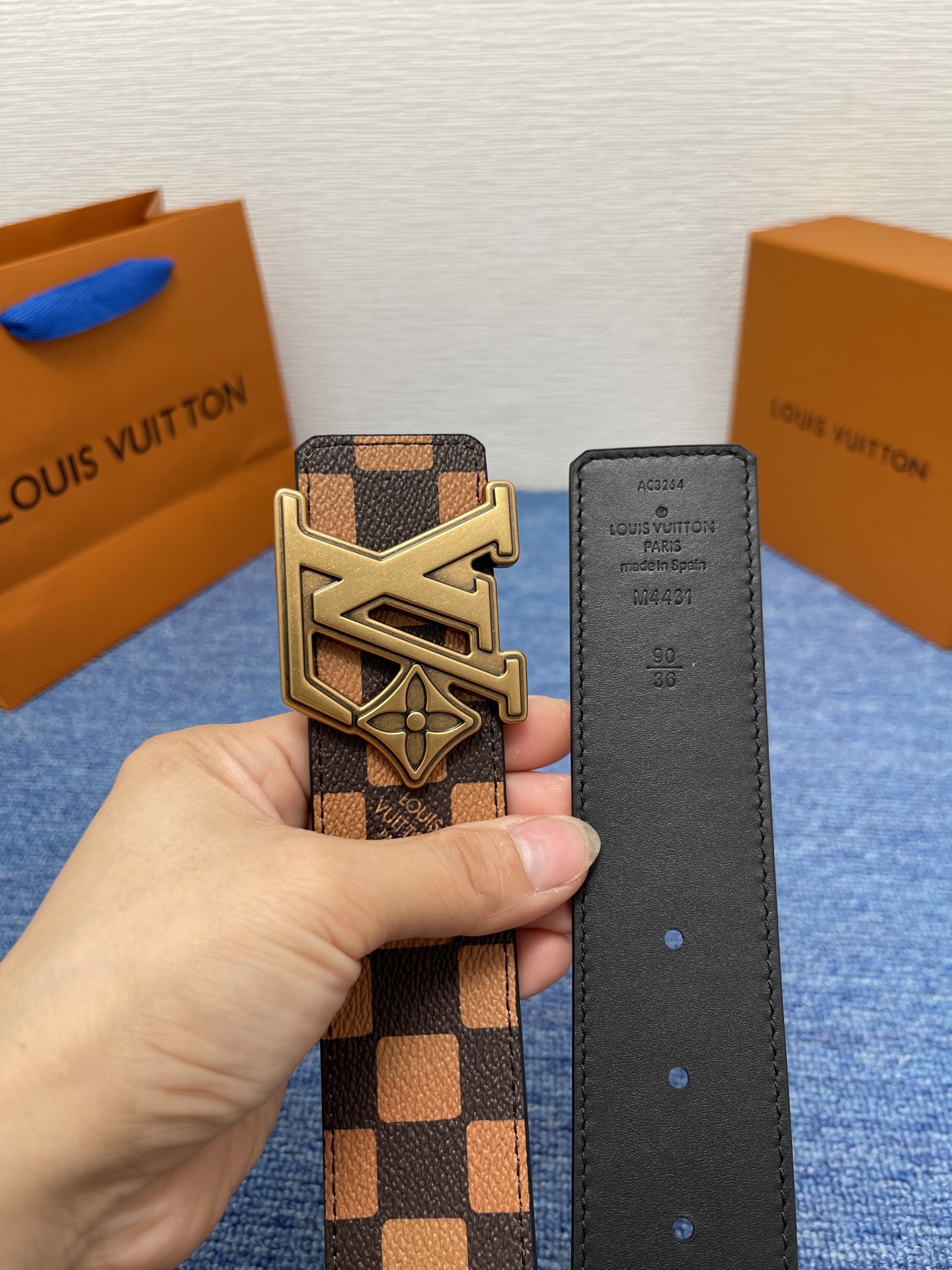 🔴 【品牌】LV  4．0cm 
🔴 【描述】这款饰有LV带扣的腰带配以水牛皮衬里，覆以Monogram
