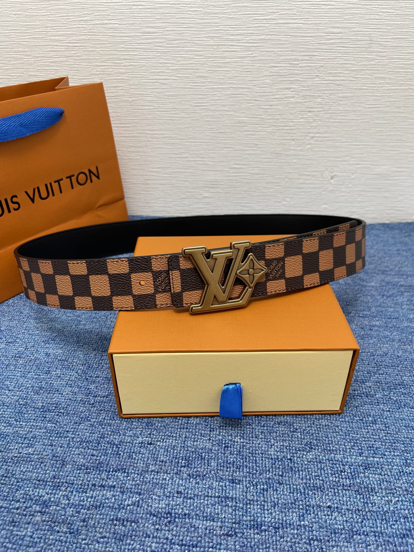 🔴 【品牌】LV  4．0cm 
🔴 【描述】这款饰有LV带扣的腰带配以水牛皮衬里，覆以Monogram