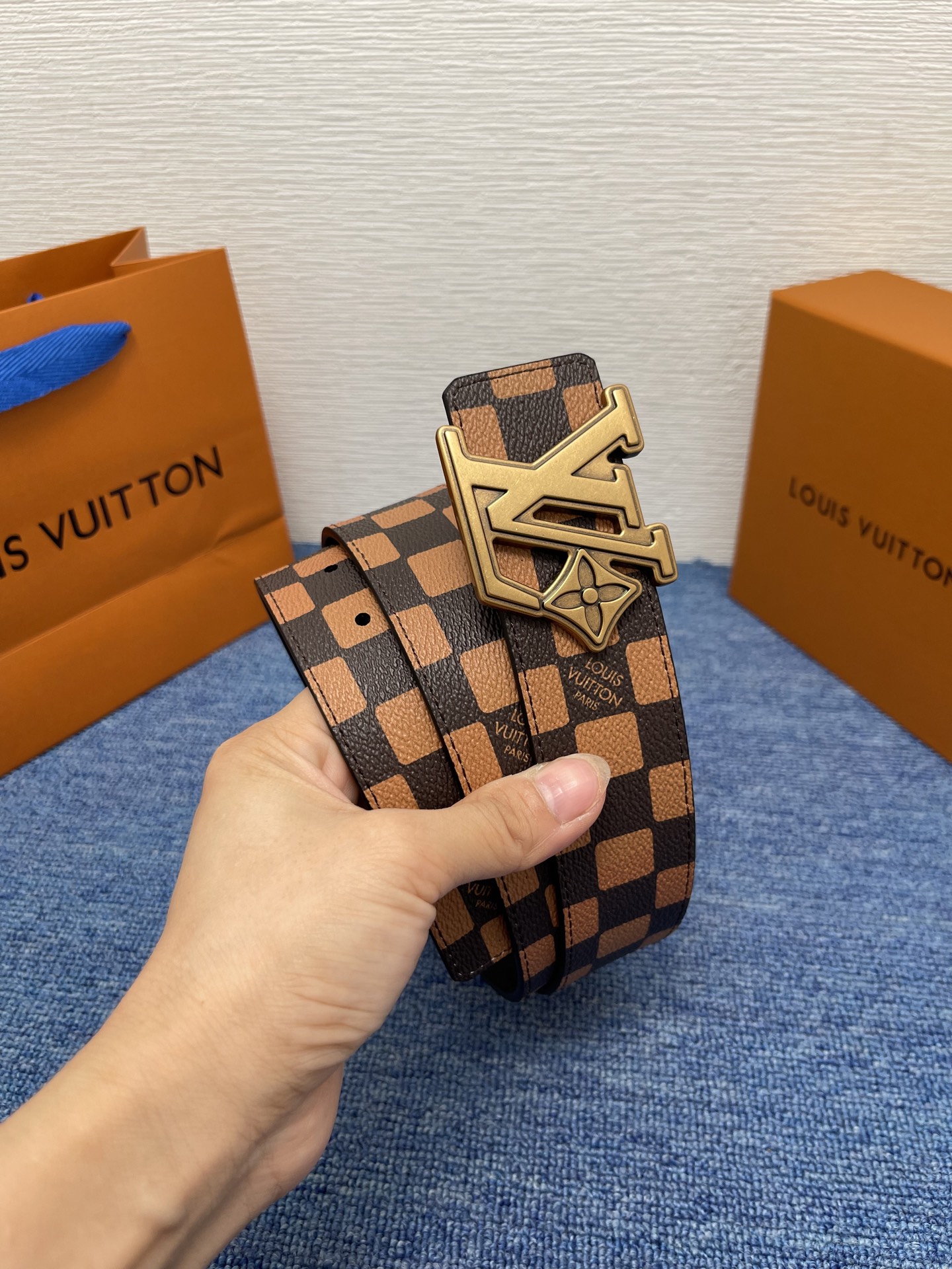 🔴 【品牌】LV  4．0cm 
🔴 【描述】这款饰有LV带扣的腰带配以水牛皮衬里，覆以Monogram