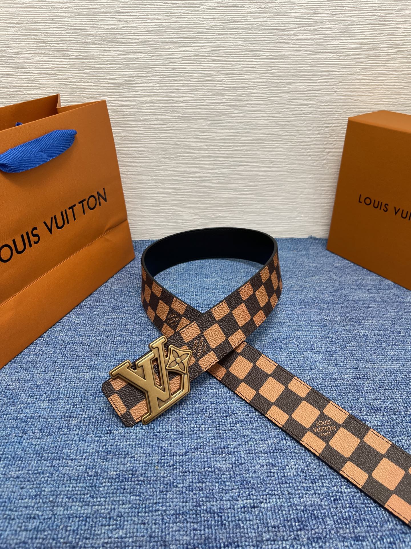 🔴 【品牌】LV  4．0cm 
🔴 【描述】这款饰有LV带扣的腰带配以水牛皮衬里，覆以Monogram