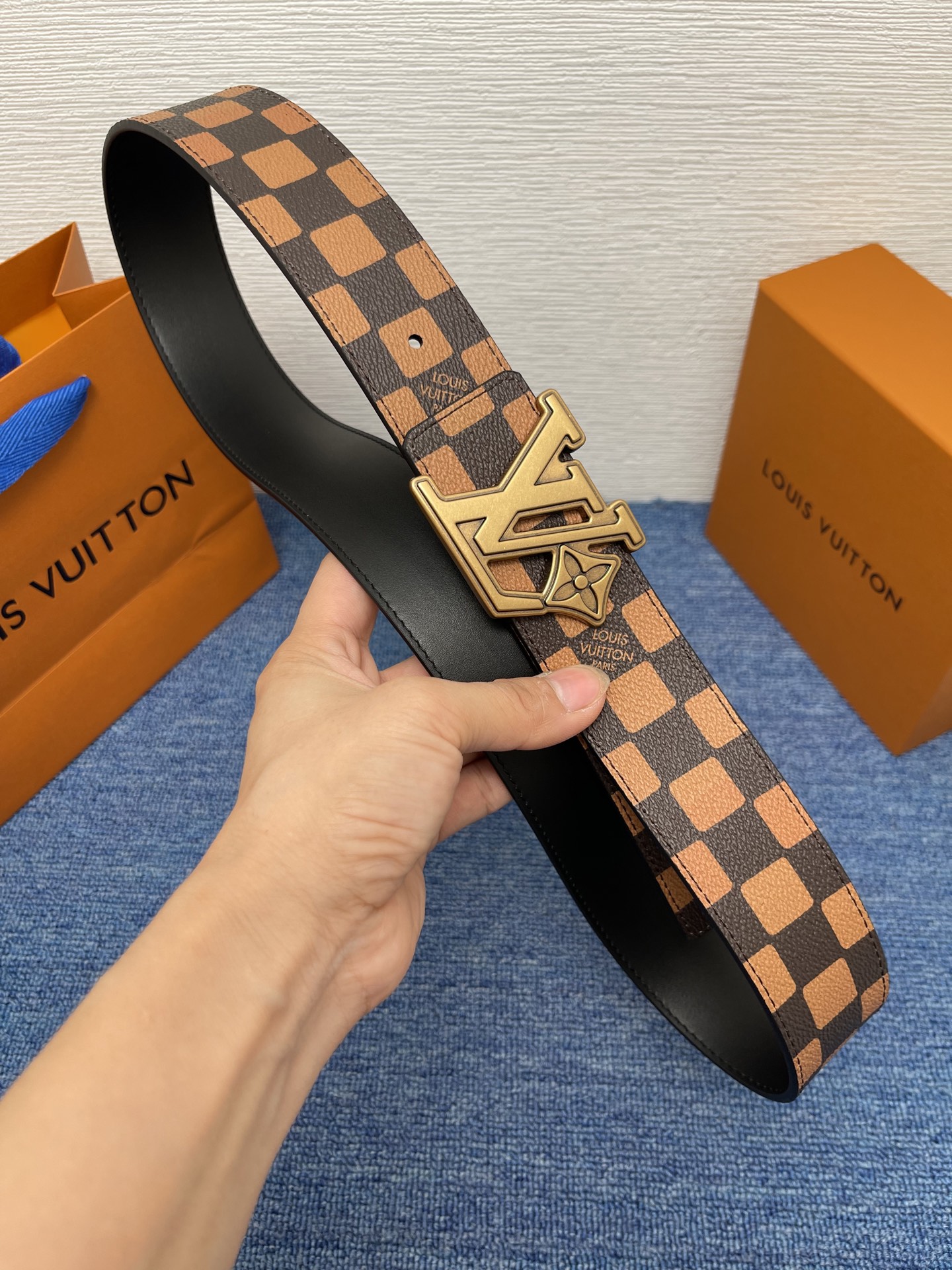 🔴 【品牌】LV  4．0cm 
🔴 【描述】这款饰有LV带扣的腰带配以水牛皮衬里，覆以Monogram