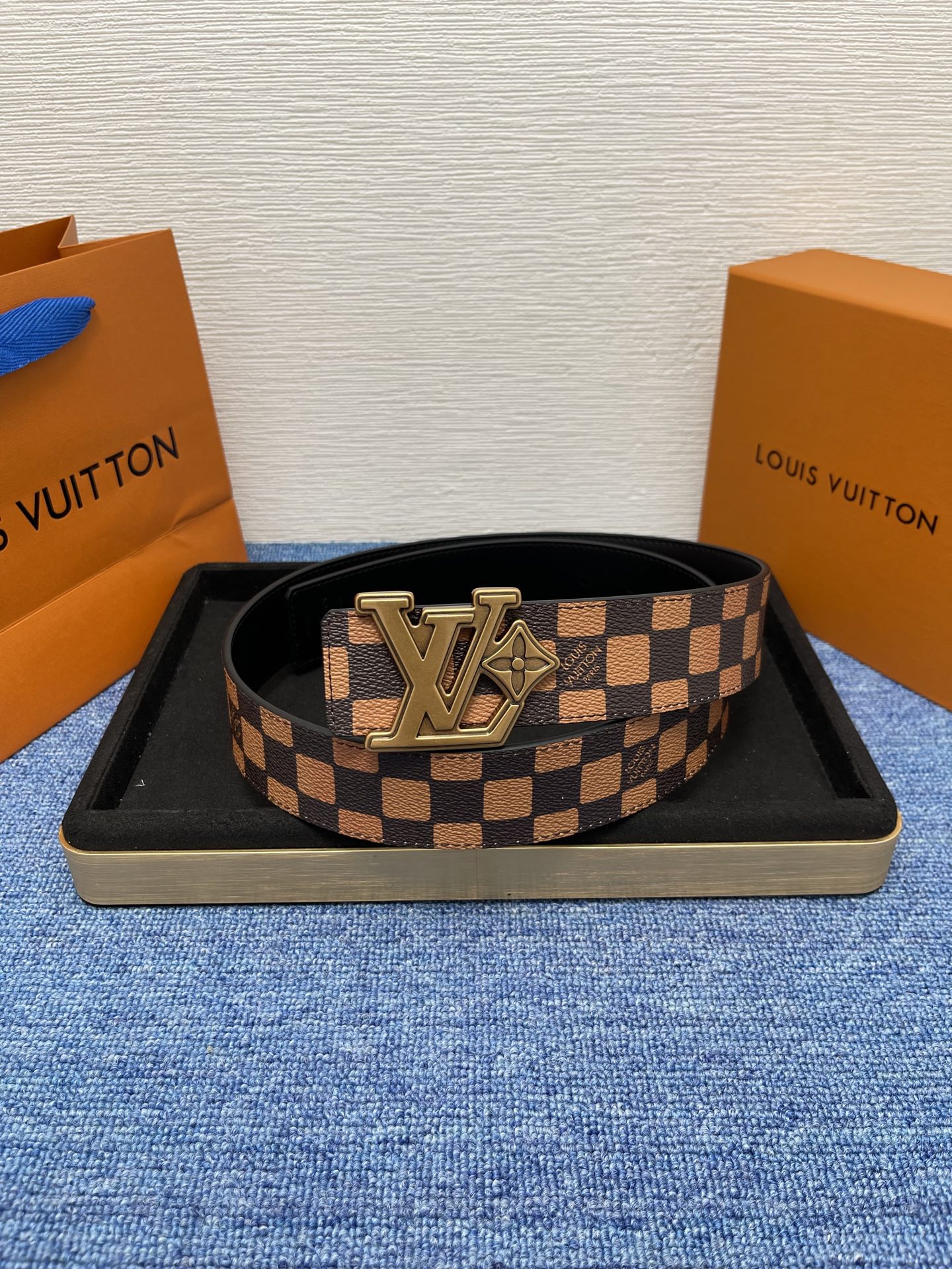 🔴 【品牌】LV  4．0cm 
🔴 【描述】这款饰有LV带扣的腰带配以水牛皮衬里，覆以Monogram