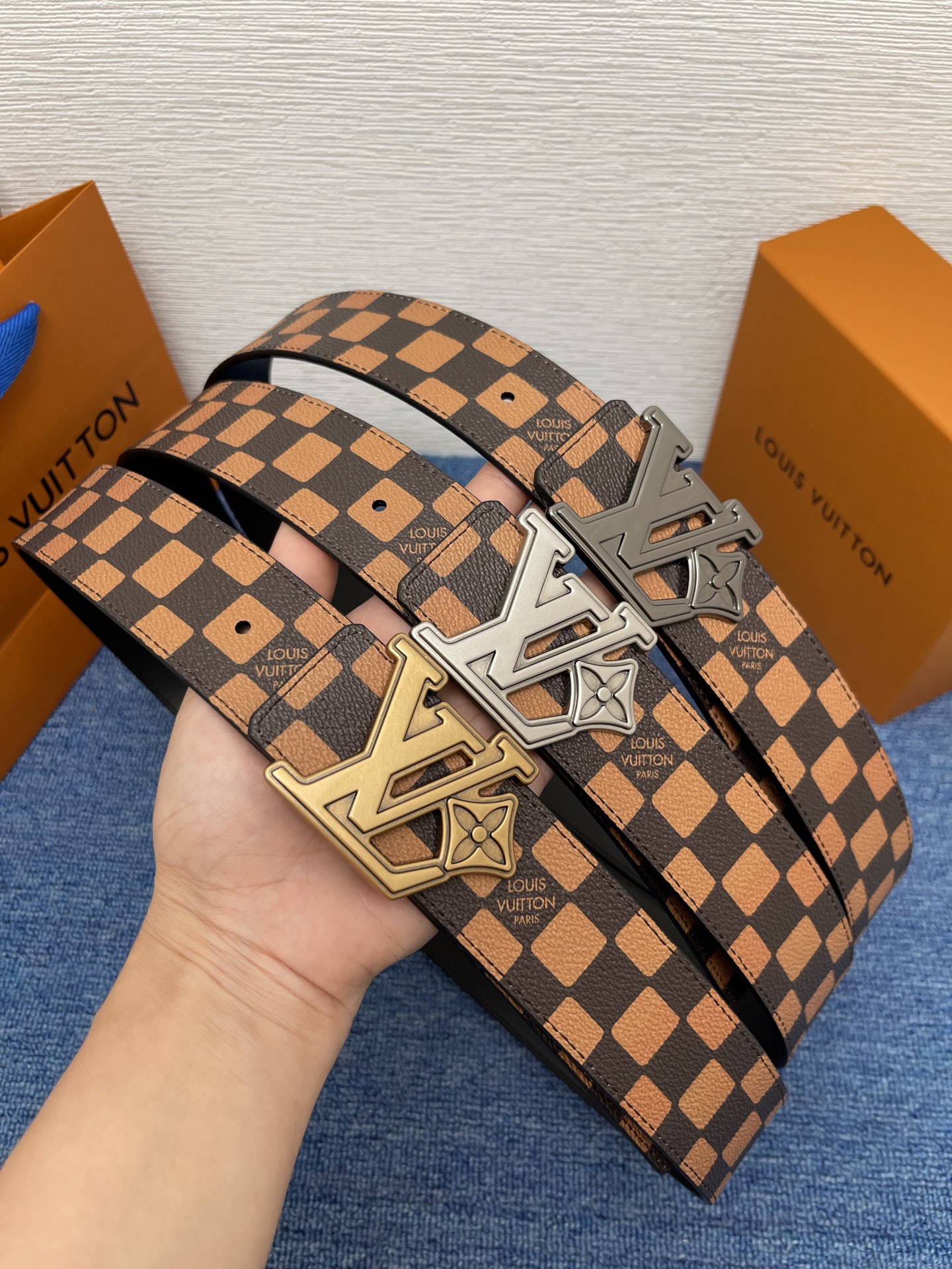 🔴 【品牌】LV  4．0cm 
🔴 【描述】这款饰有LV带扣的腰带配以水牛皮衬里，覆以Monogram