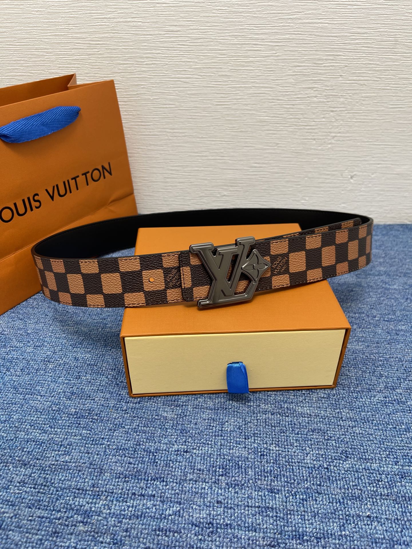 🔴 【品牌】LV  4．0cm 
🔴 【描述】这款饰有LV带扣的腰带配以水牛皮衬里，覆以Monogram