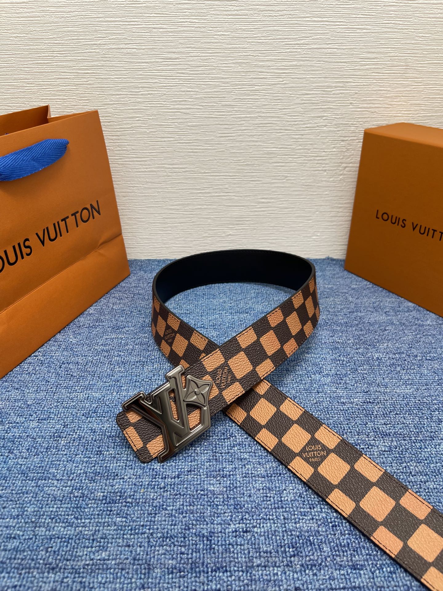 🔴 【品牌】LV  4．0cm 
🔴 【描述】这款饰有LV带扣的腰带配以水牛皮衬里，覆以Monogram