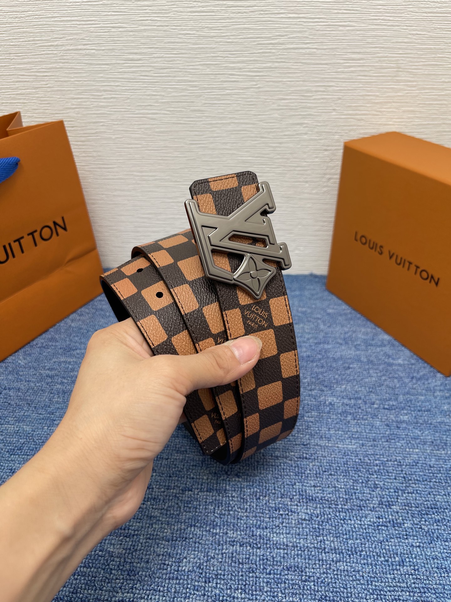 🔴 【品牌】LV  4．0cm 
🔴 【描述】这款饰有LV带扣的腰带配以水牛皮衬里，覆以Monogram