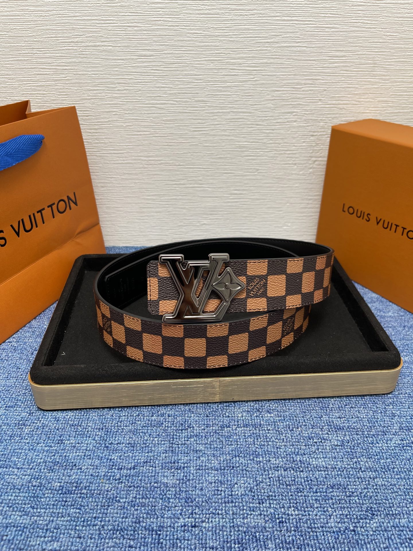🔴 【品牌】LV  4．0cm 
🔴 【描述】这款饰有LV带扣的腰带配以水牛皮衬里，覆以Monogram
