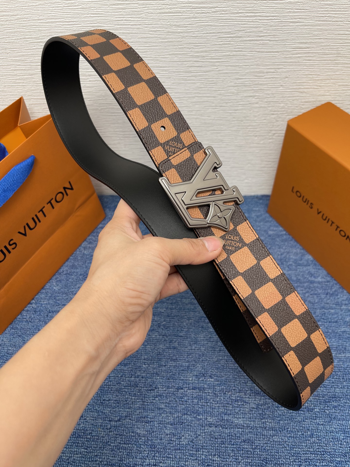 🔴 【品牌】LV  4．0cm 
🔴 【描述】这款饰有LV带扣的腰带配以水牛皮衬里，覆以Monogram