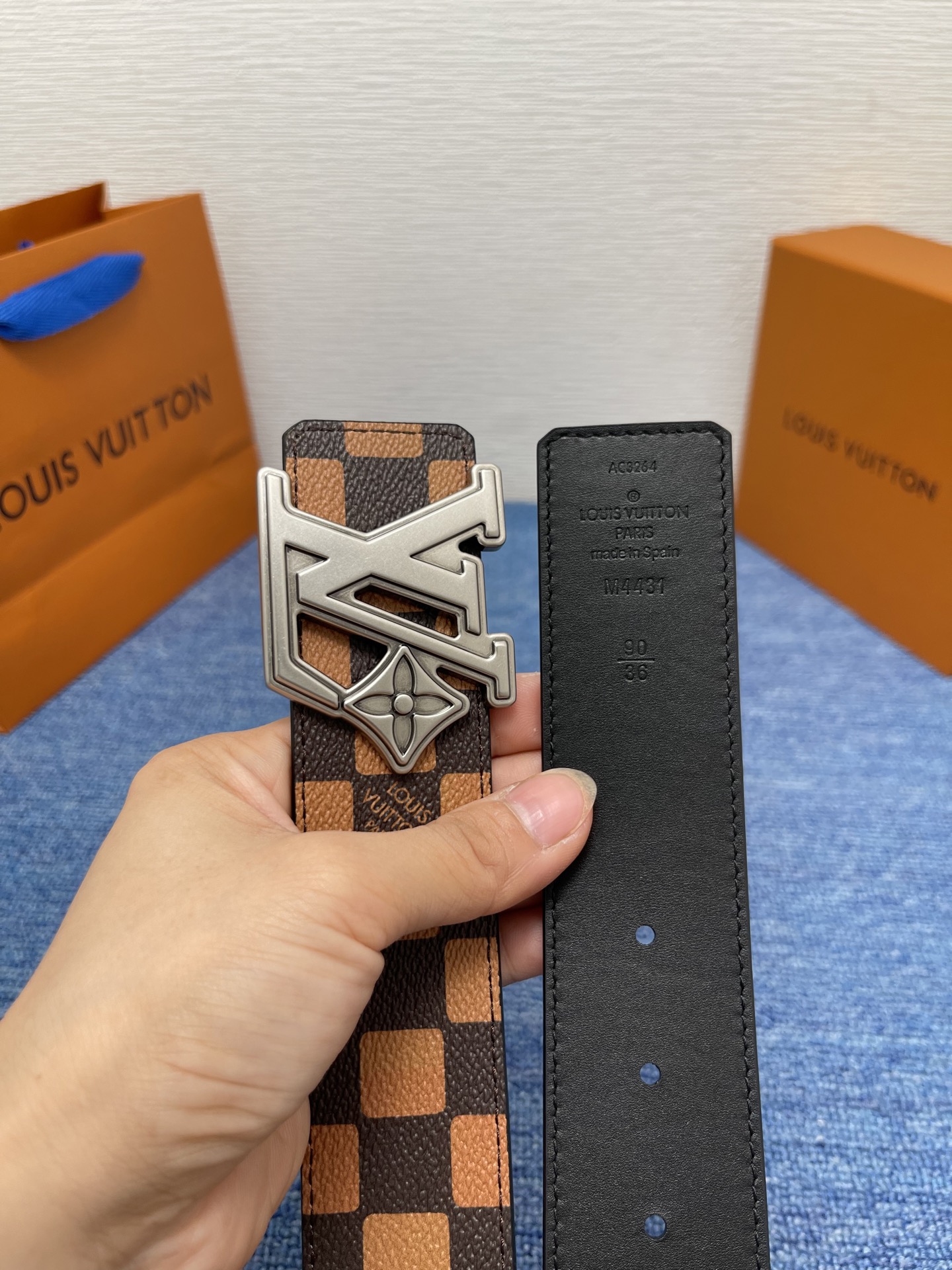 🔴 【品牌】LV  4．0cm 
🔴 【描述】这款饰有LV带扣的腰带配以水牛皮衬里，覆以Monogram