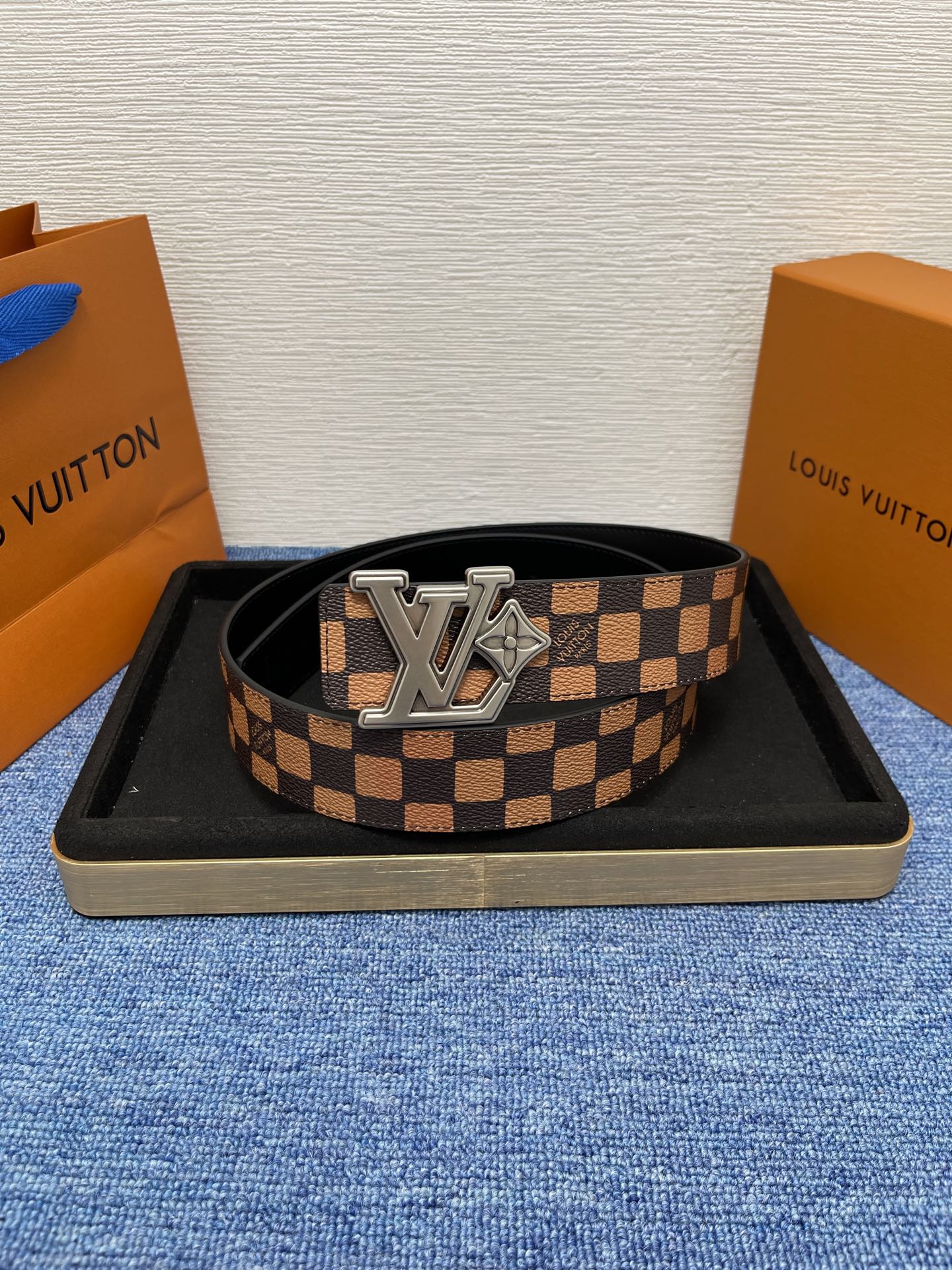 🔴 【品牌】LV  4．0cm 
🔴 【描述】这款饰有LV带扣的腰带配以水牛皮衬里，覆以Monogram
