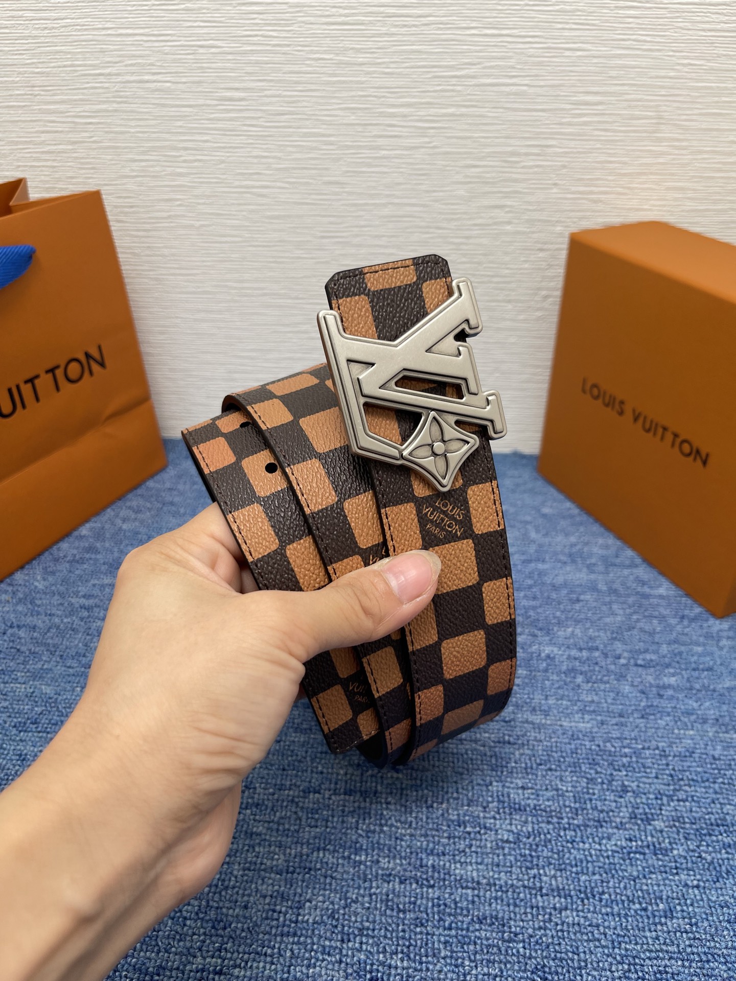 🔴 【品牌】LV  4．0cm 
🔴 【描述】这款饰有LV带扣的腰带配以水牛皮衬里，覆以Monogram