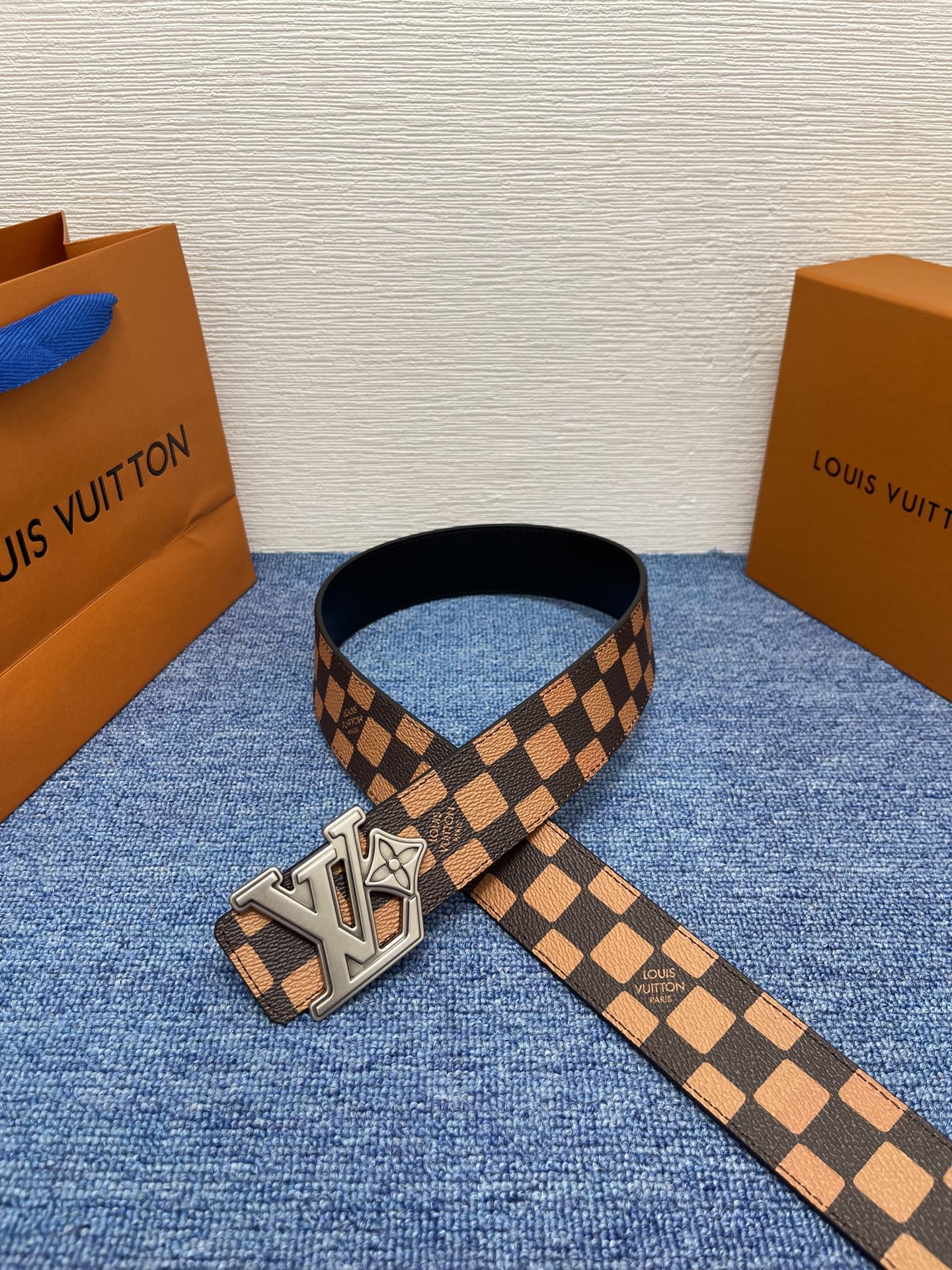 🔴 【品牌】LV  4．0cm 
🔴 【描述】这款饰有LV带扣的腰带配以水牛皮衬里，覆以Monogram