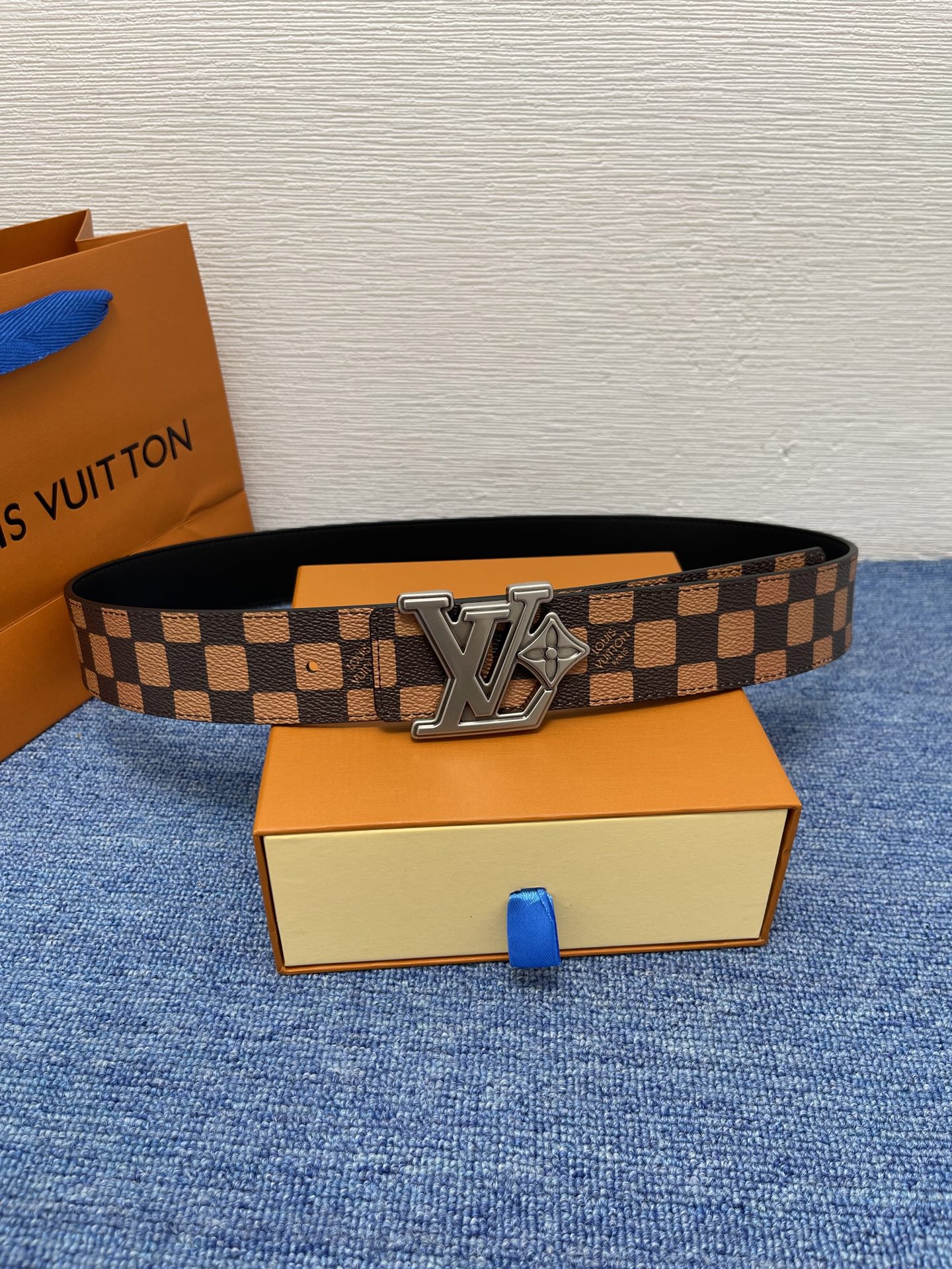 🔴 【品牌】LV  4．0cm 
🔴 【描述】这款饰有LV带扣的腰带配以水牛皮衬里，覆以Monogram