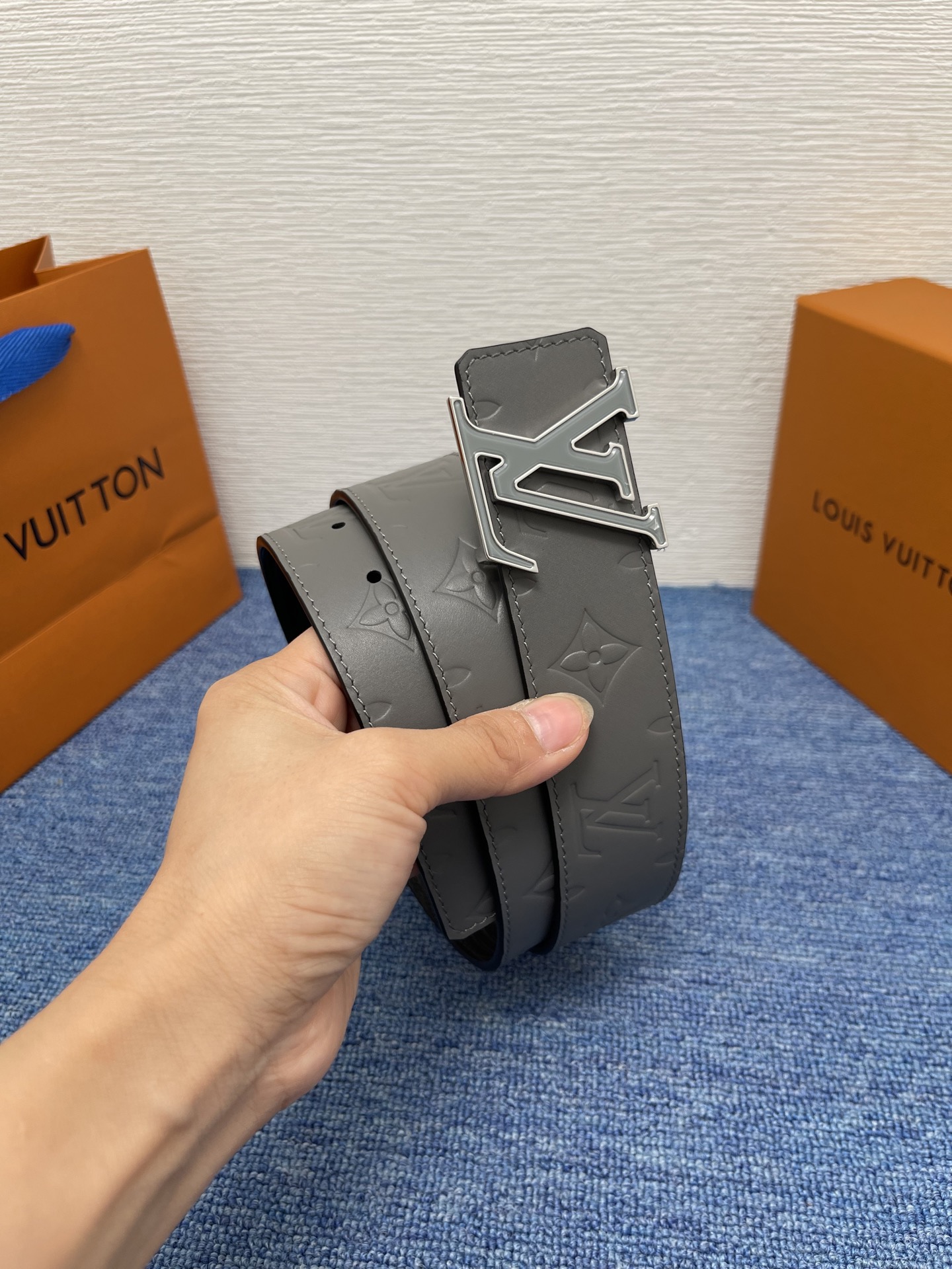 🔴 【品牌】LV  4．0cm 
🔴 【描述】这款饰有LV带扣的腰带配以水牛皮衬里，覆以Monogram