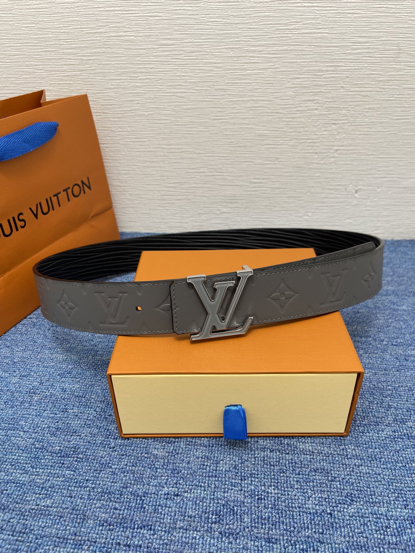 🔴 【品牌】LV  4．0cm 
🔴 【描述】这款饰有LV带扣的腰带配以水牛皮衬里，覆以Monogram