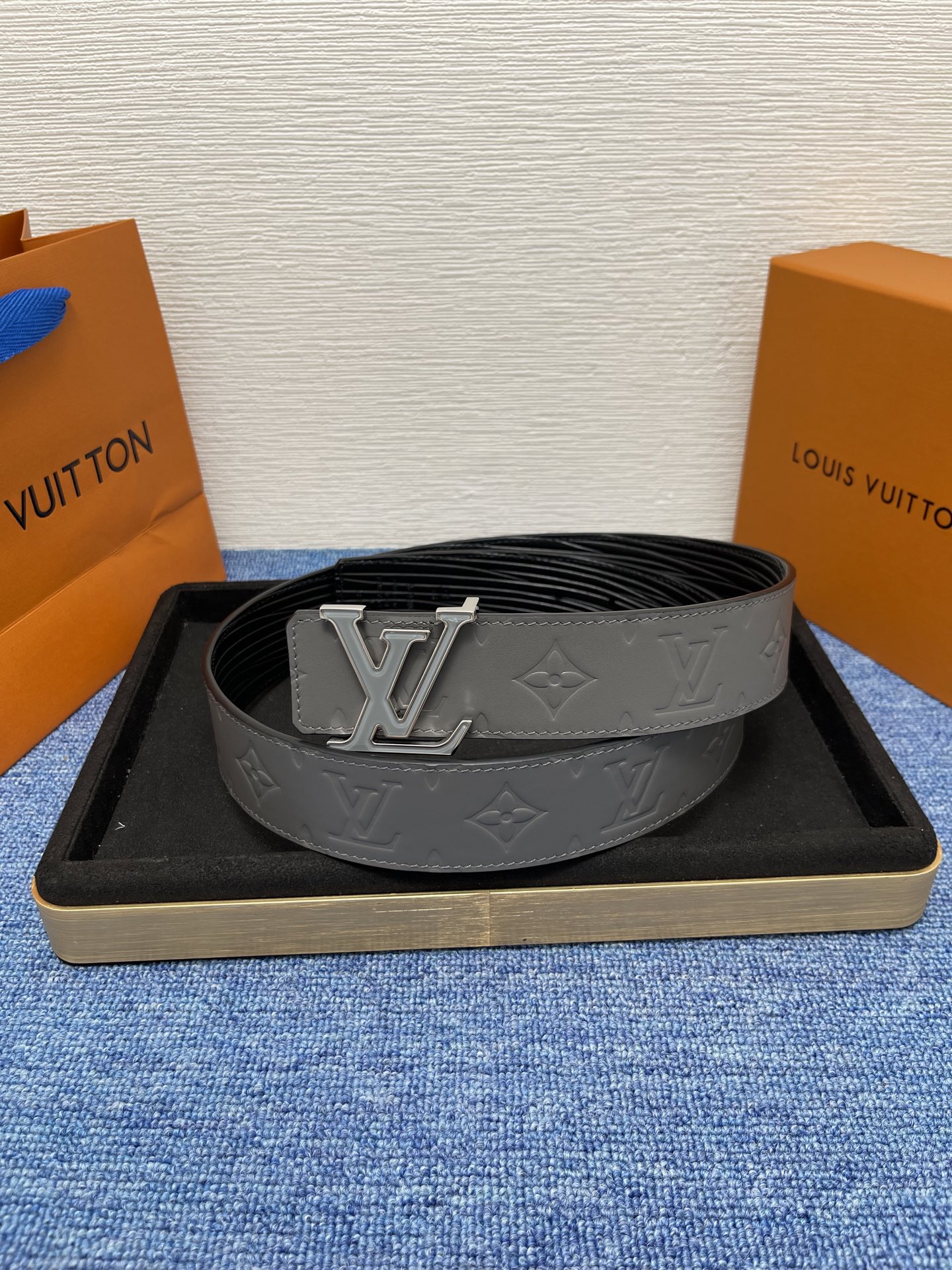 🔴 【品牌】LV  4．0cm 
🔴 【描述】这款饰有LV带扣的腰带配以水牛皮衬里，覆以Monogram