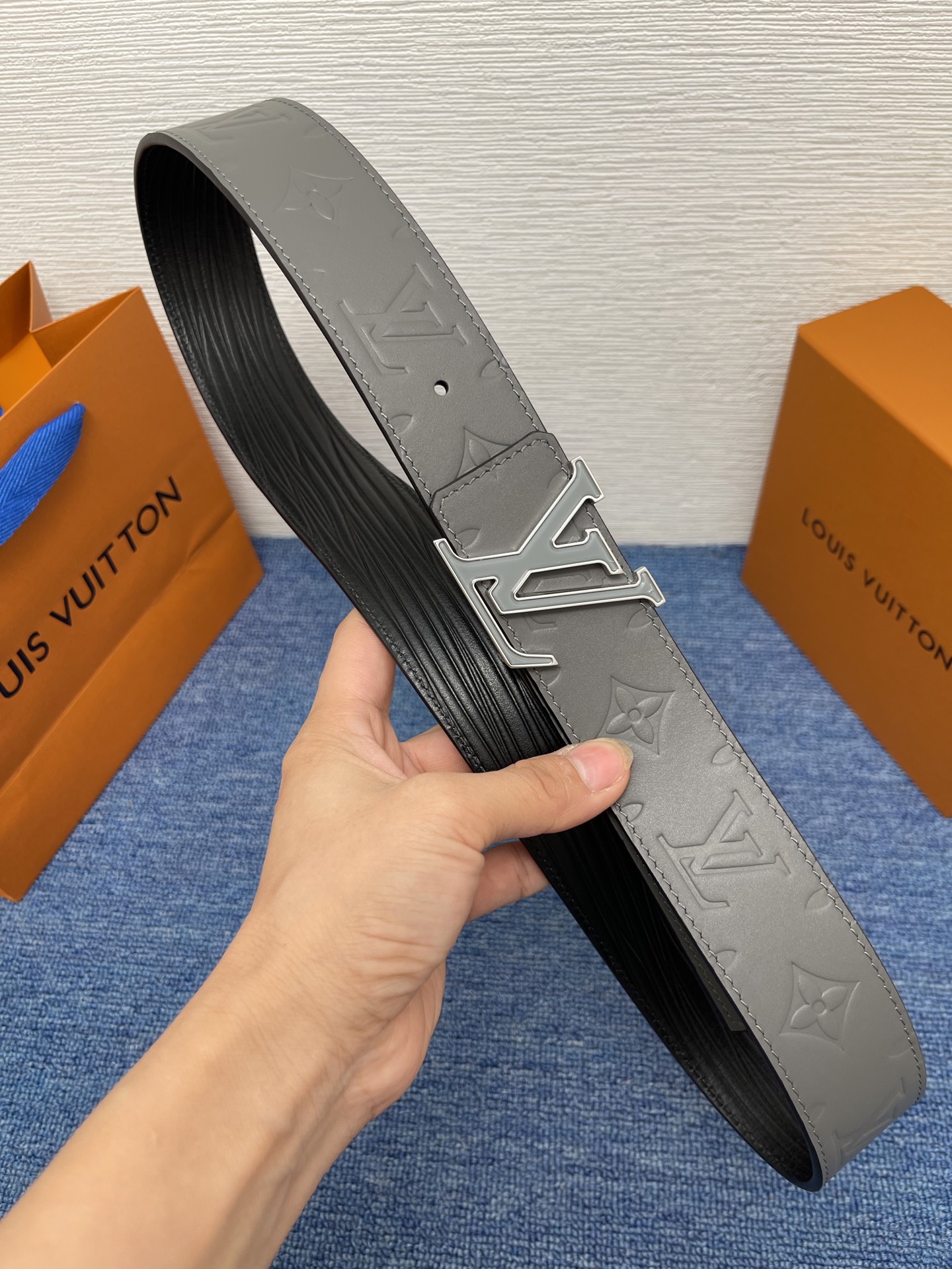 🔴 【品牌】LV  4．0cm 
🔴 【描述】这款饰有LV带扣的腰带配以水牛皮衬里，覆以Monogram