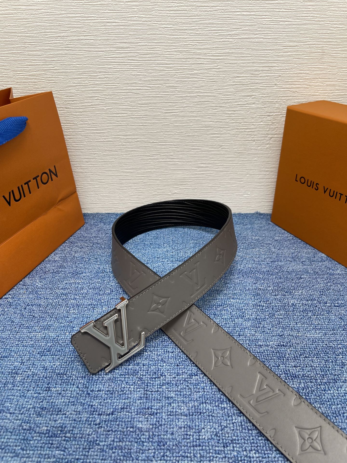🔴 【品牌】LV  4．0cm 
🔴 【描述】这款饰有LV带扣的腰带配以水牛皮衬里，覆以Monogram