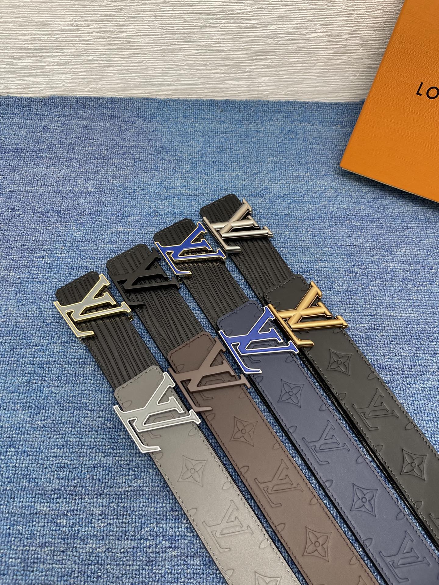 🔴 【品牌】LV  4．0cm 
🔴 【描述】这款饰有LV带扣的腰带配以水牛皮衬里，覆以Monogram
