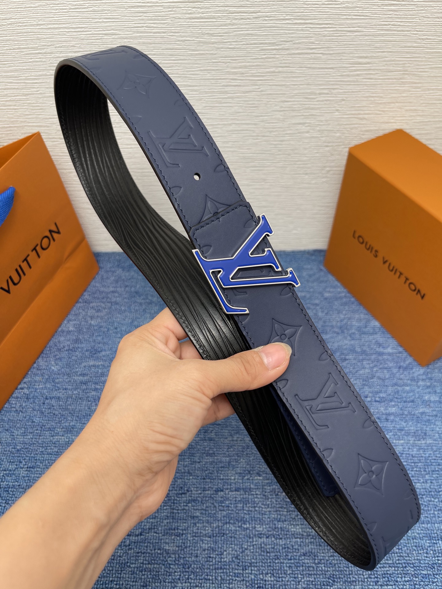 🔴 【品牌】LV  4．0cm 
🔴 【描述】这款饰有LV带扣的腰带配以水牛皮衬里，覆以Monogram