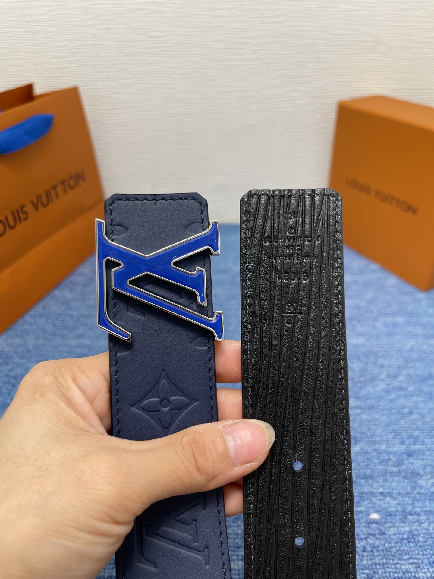 🔴 【品牌】LV  4．0cm 
🔴 【描述】这款饰有LV带扣的腰带配以水牛皮衬里，覆以Monogram
